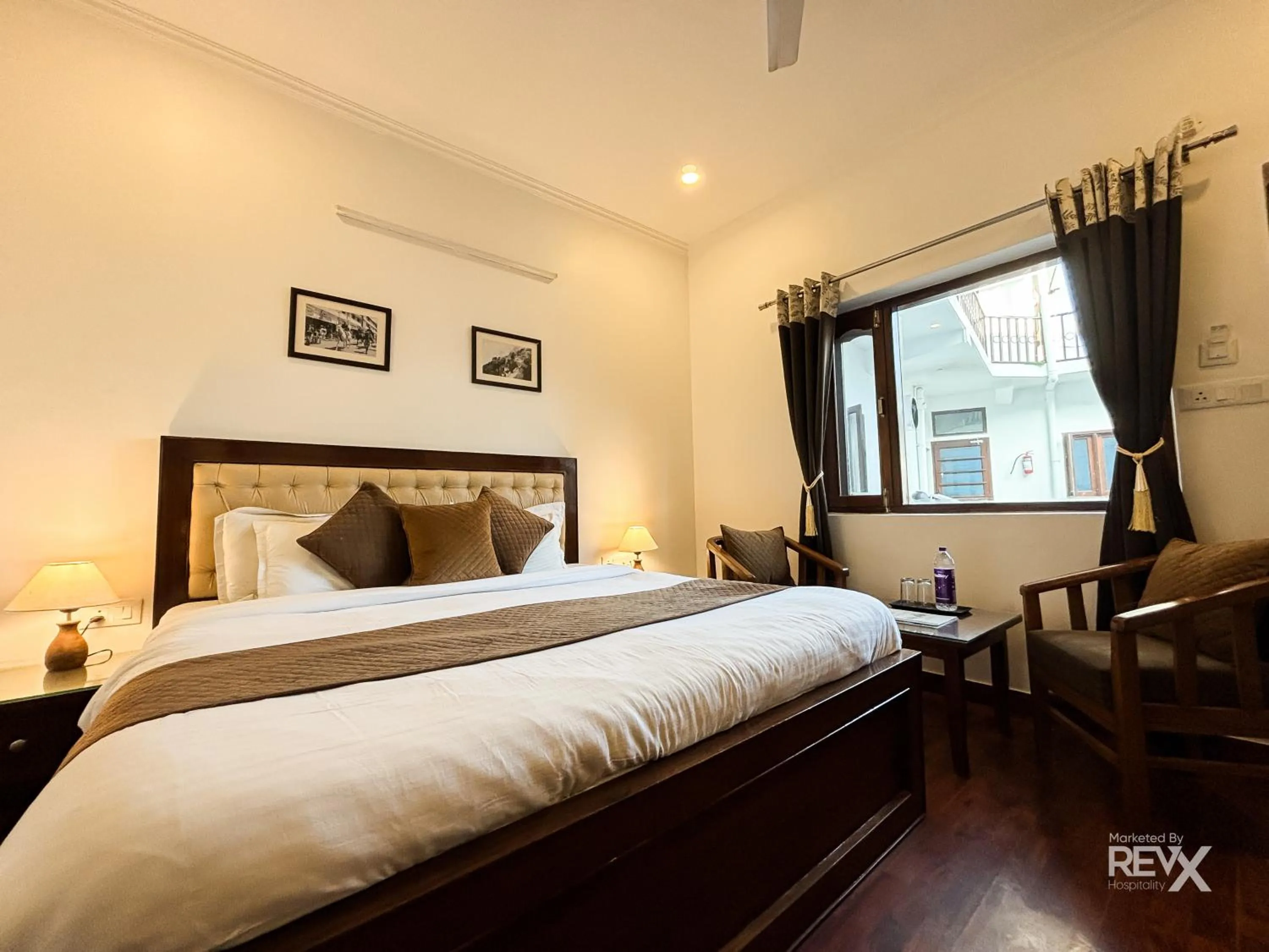 Bed in Hotel Sunny Cot - Free Mall Shuttle and Parking