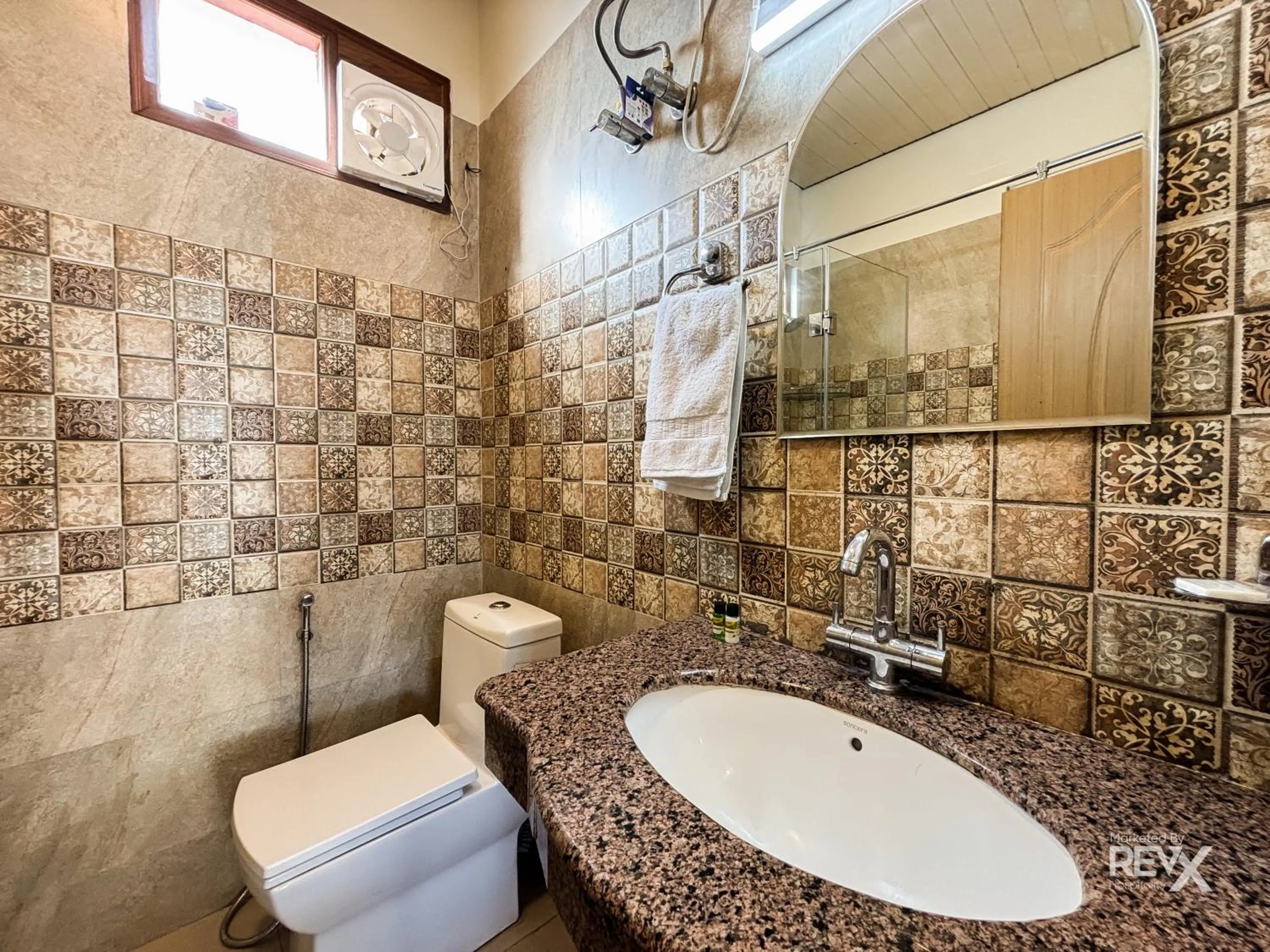 Bathroom in Hotel Sunny Cot - Free Mall Shuttle and Parking