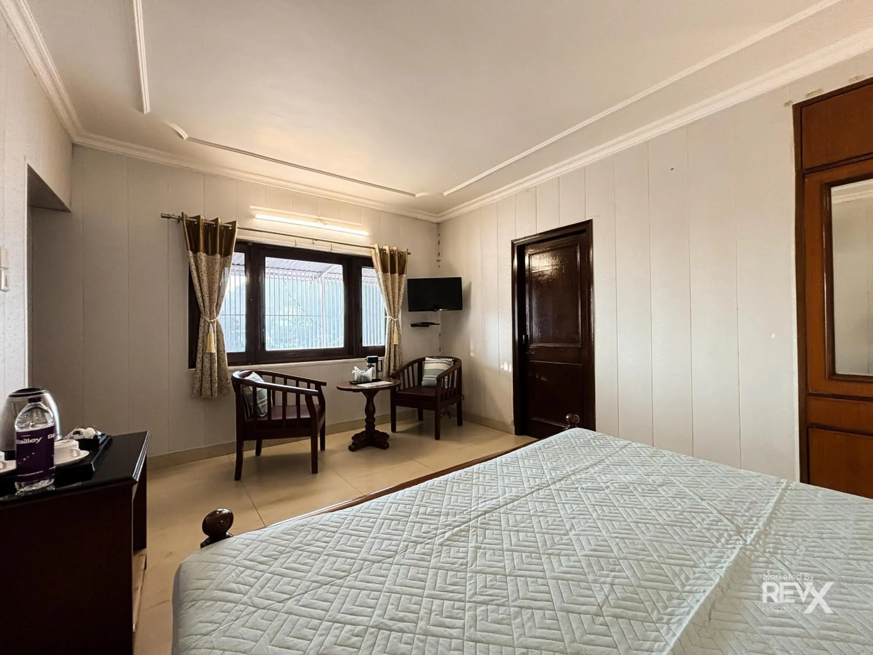 Bedroom, Bed in Hotel Sunny Cot - Free Mall Shuttle and Parking Bedroom, Bed in Hotel Sunny Cot - Free Mall Shuttle and Parking