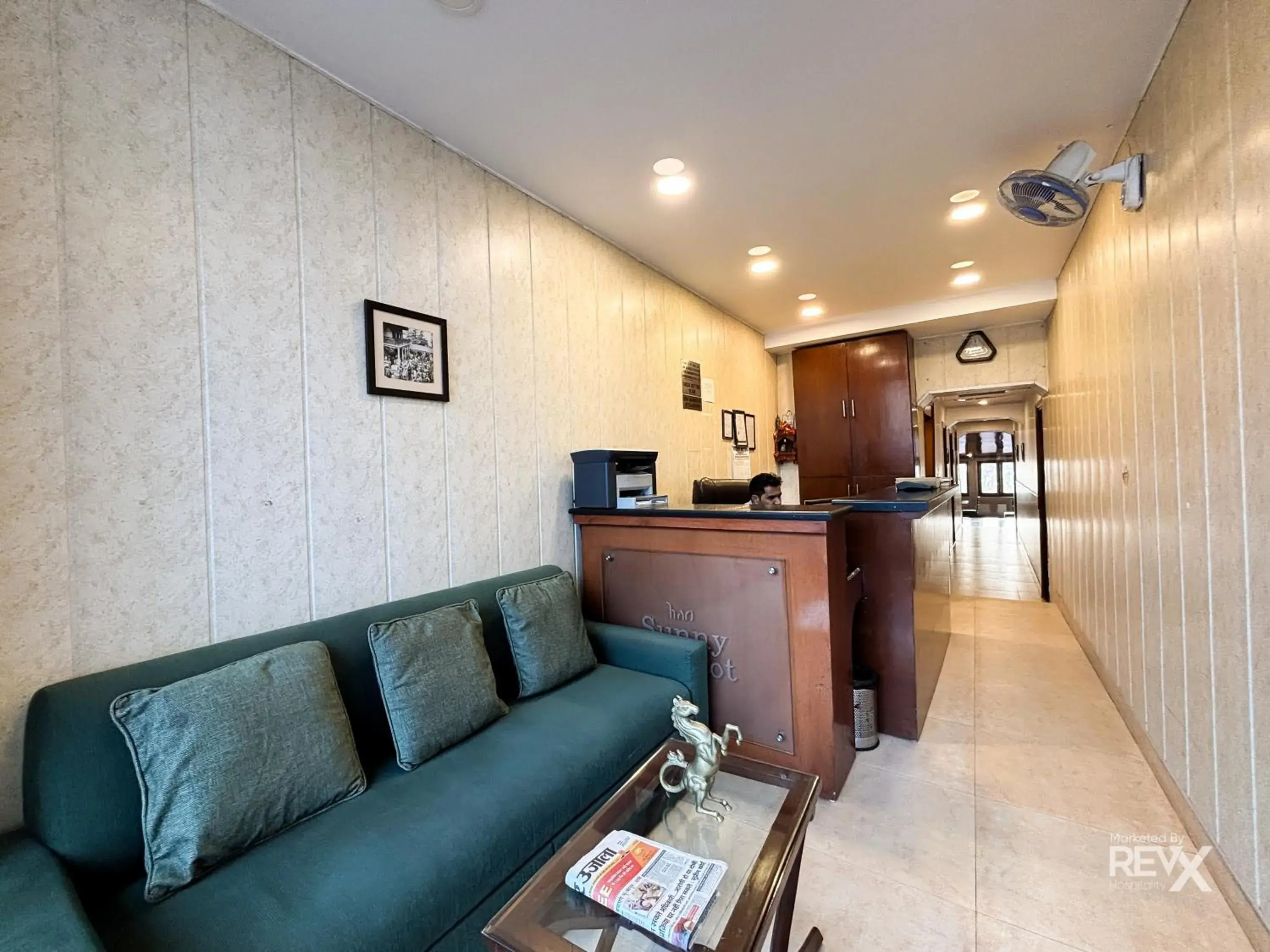 Lobby or reception in Hotel Sunny Cot - Free Mall Shuttle and Parking Lobby or reception in Hotel Sunny Cot - Free Mall Shuttle and Parking