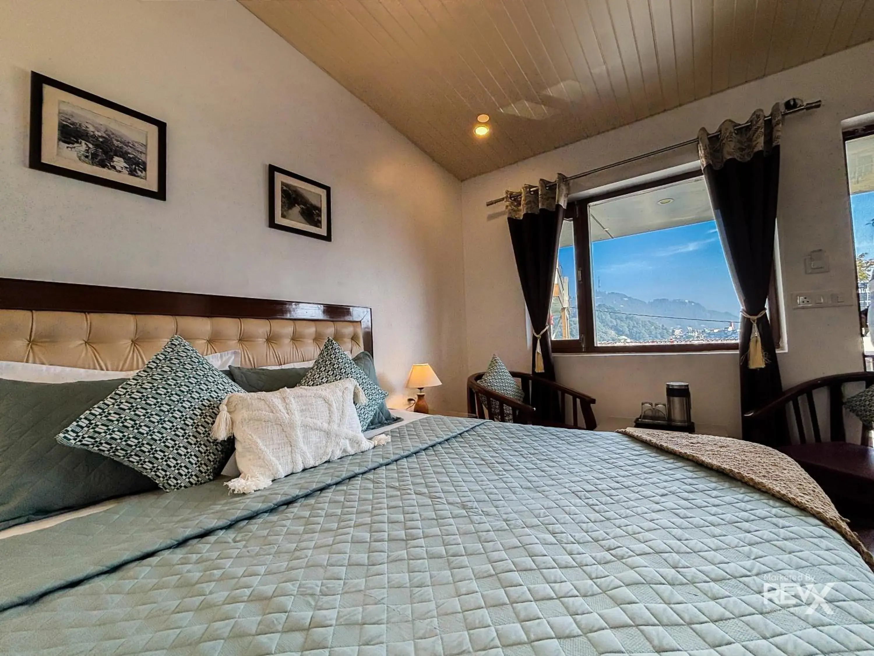 Bed in Hotel Sunny Cot - Free Mall Shuttle and Parking Bed in Hotel Sunny Cot - Free Mall Shuttle and Parking