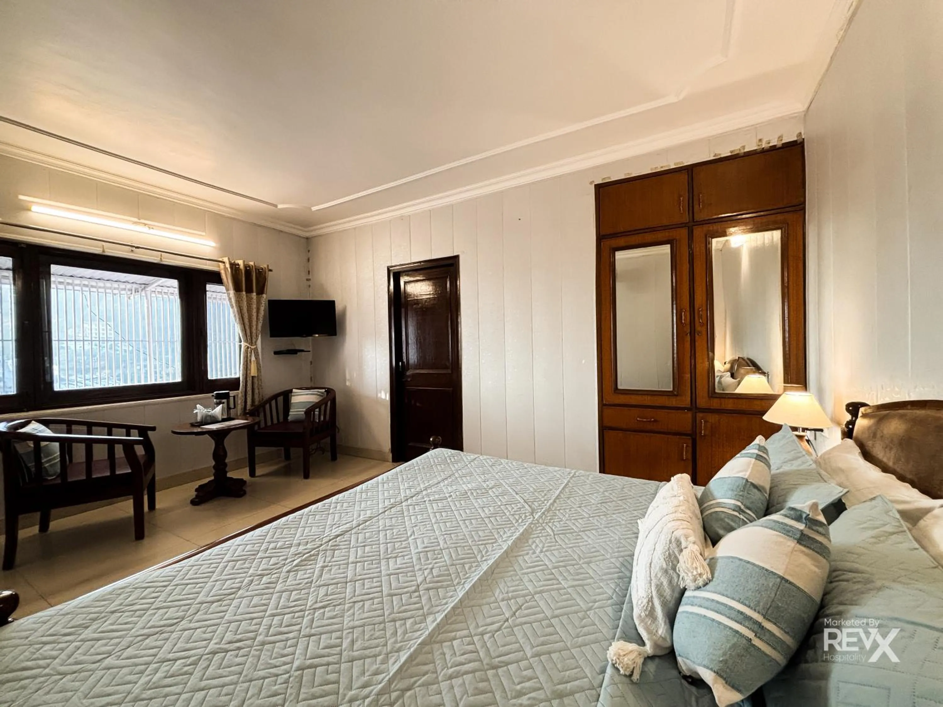 Bedroom, Bed in Hotel Sunny Cot - Free Mall Shuttle and Parking