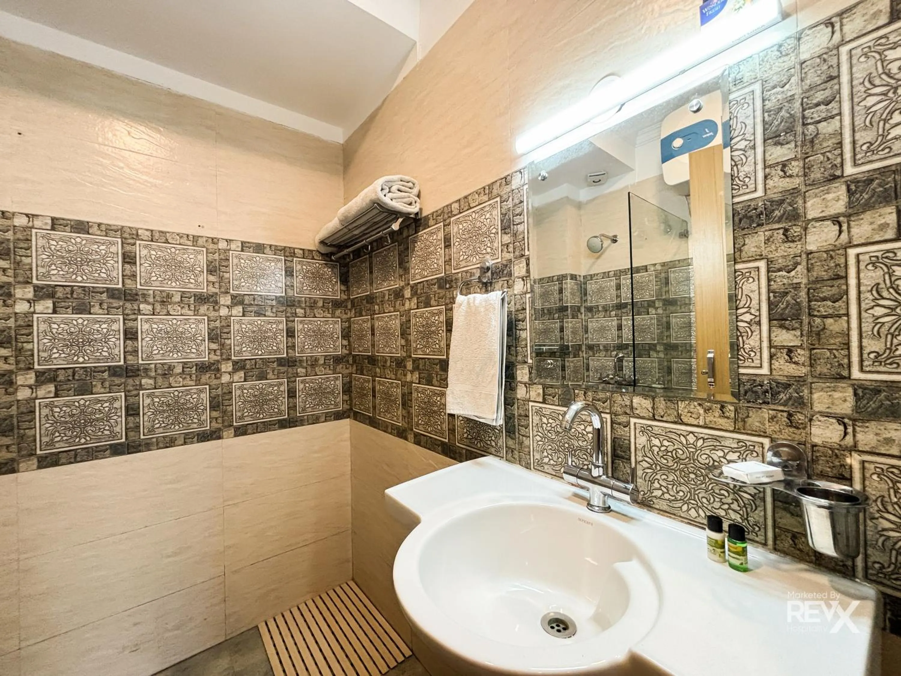 Bathroom in Hotel Sunny Cot - Free Mall Shuttle and Parking