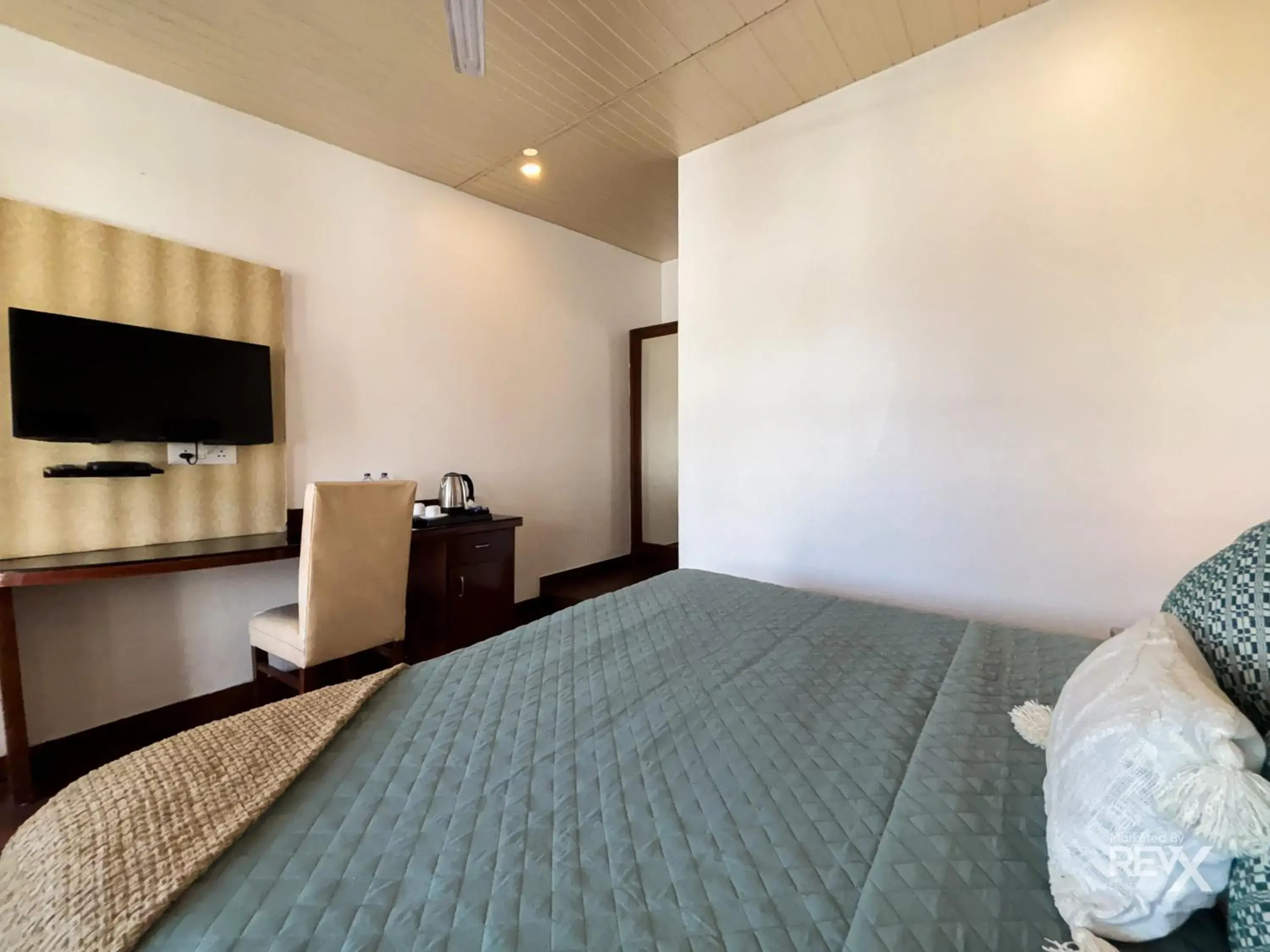 Bed in Hotel Sunny Cot - Free Mall Shuttle and Parking Bed in Hotel Sunny Cot - Free Mall Shuttle and Parking