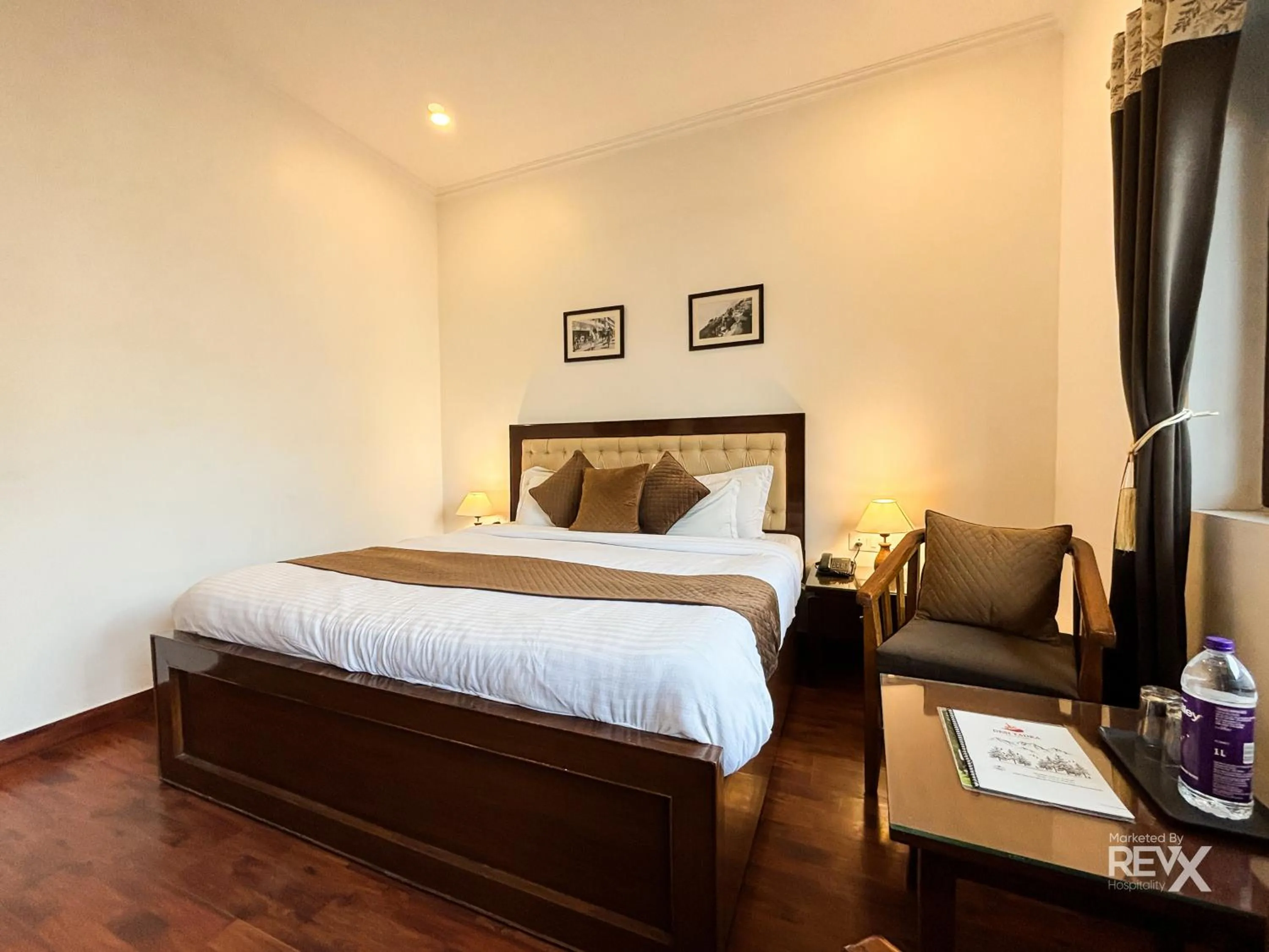 Bed in Hotel Sunny Cot - Free Mall Shuttle and Parking