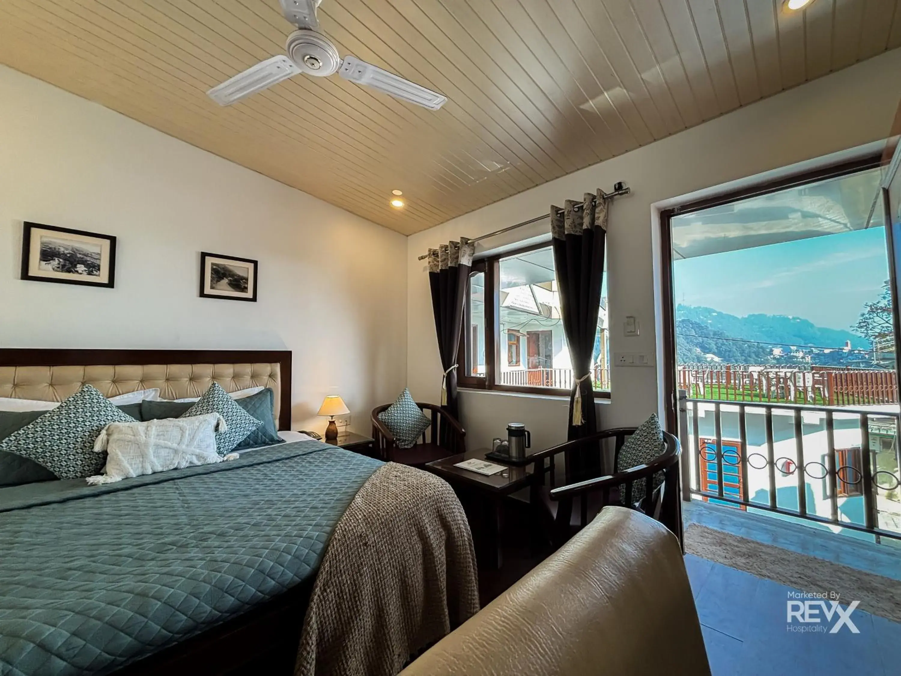 Bed in Hotel Sunny Cot - Free Mall Shuttle and Parking Bed in Hotel Sunny Cot - Free Mall Shuttle and Parking