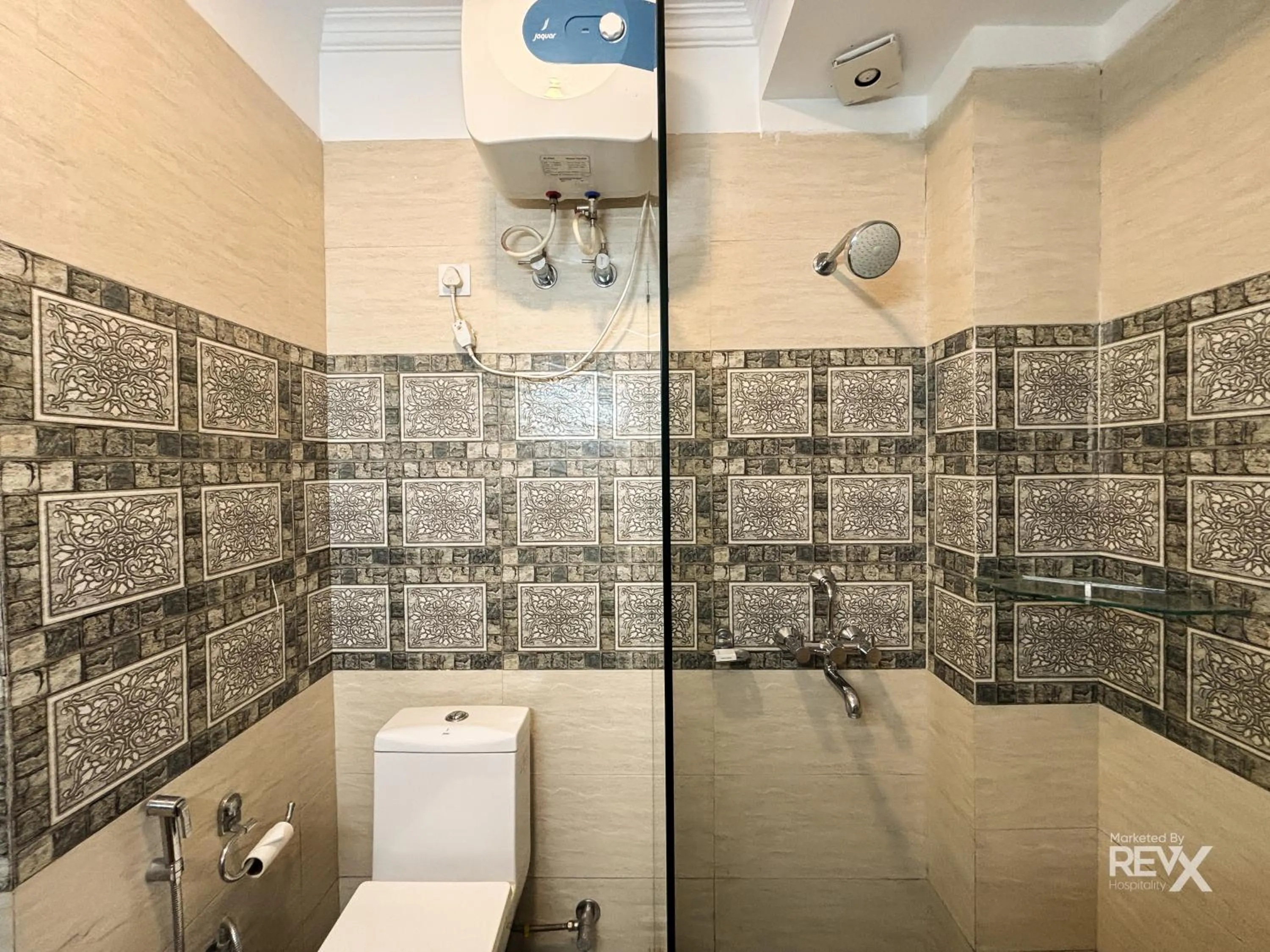 Bathroom in Hotel Sunny Cot - Free Mall Shuttle and Parking