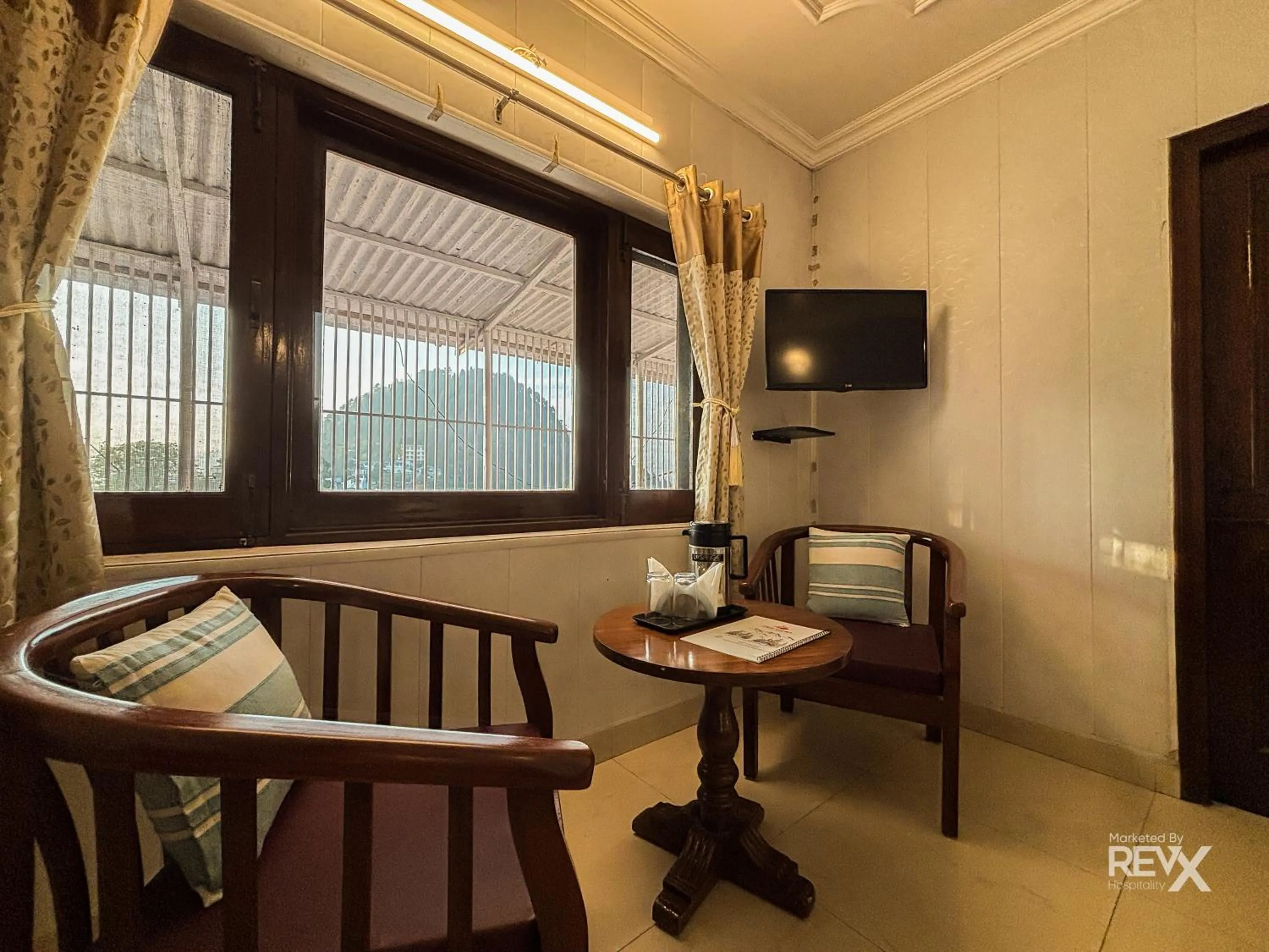 TV and multimedia in Hotel Sunny Cot - Free Mall Shuttle and Parking