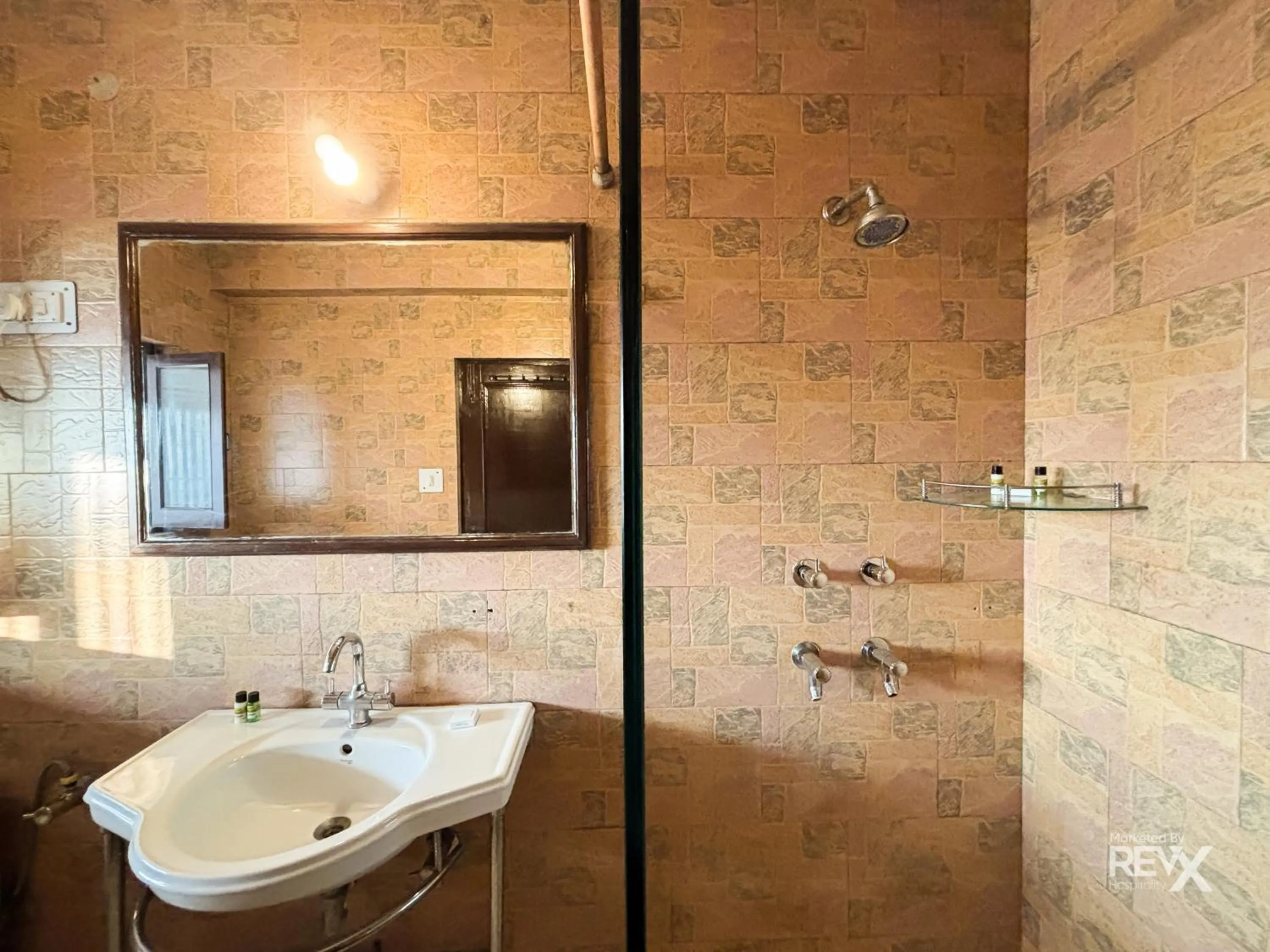 Bathroom in Hotel Sunny Cot - Free Mall Shuttle and Parking