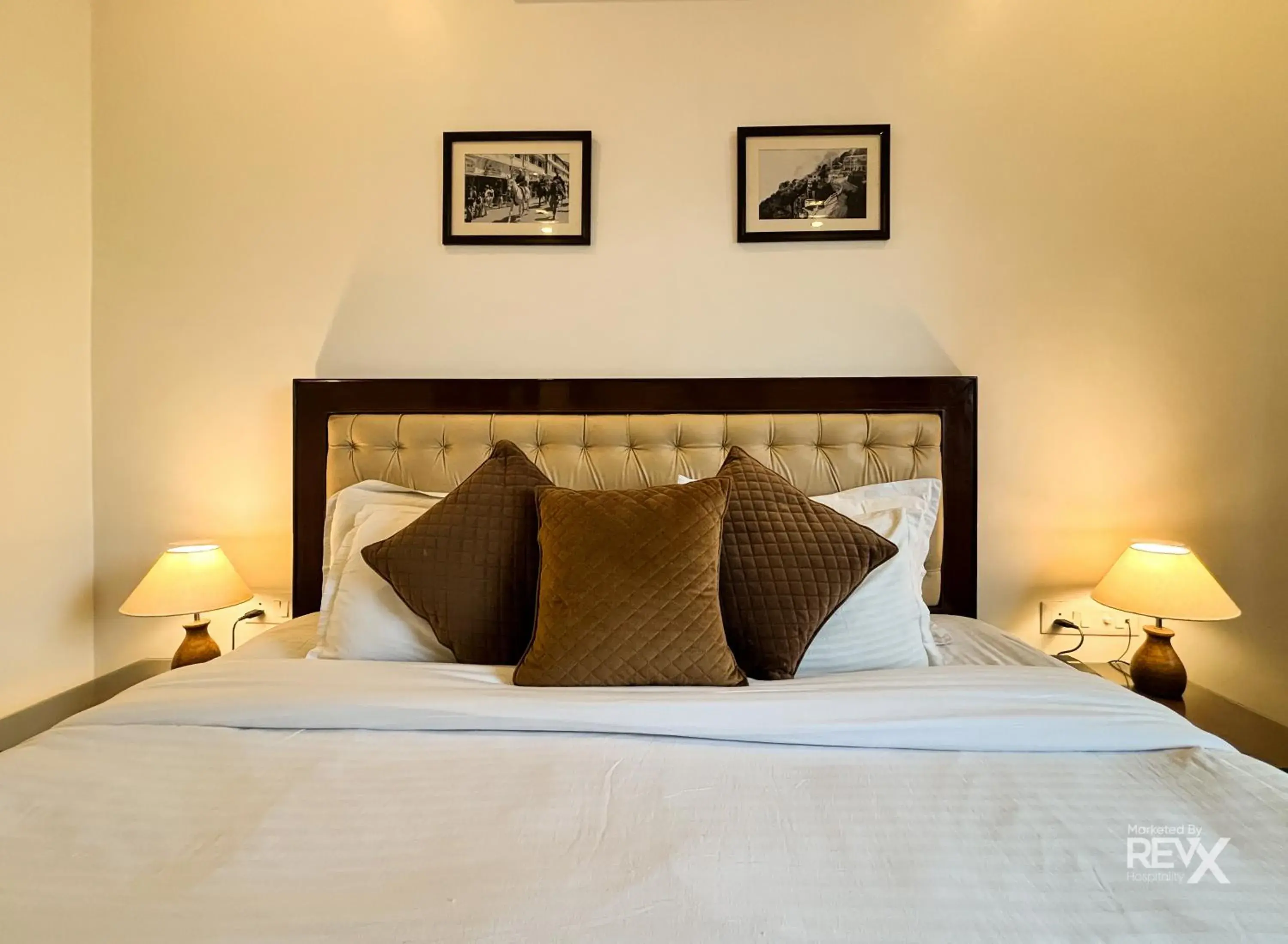 Bed in Hotel Sunny Cot - Free Mall Shuttle and Parking Bed in Hotel Sunny Cot - Free Mall Shuttle and Parking