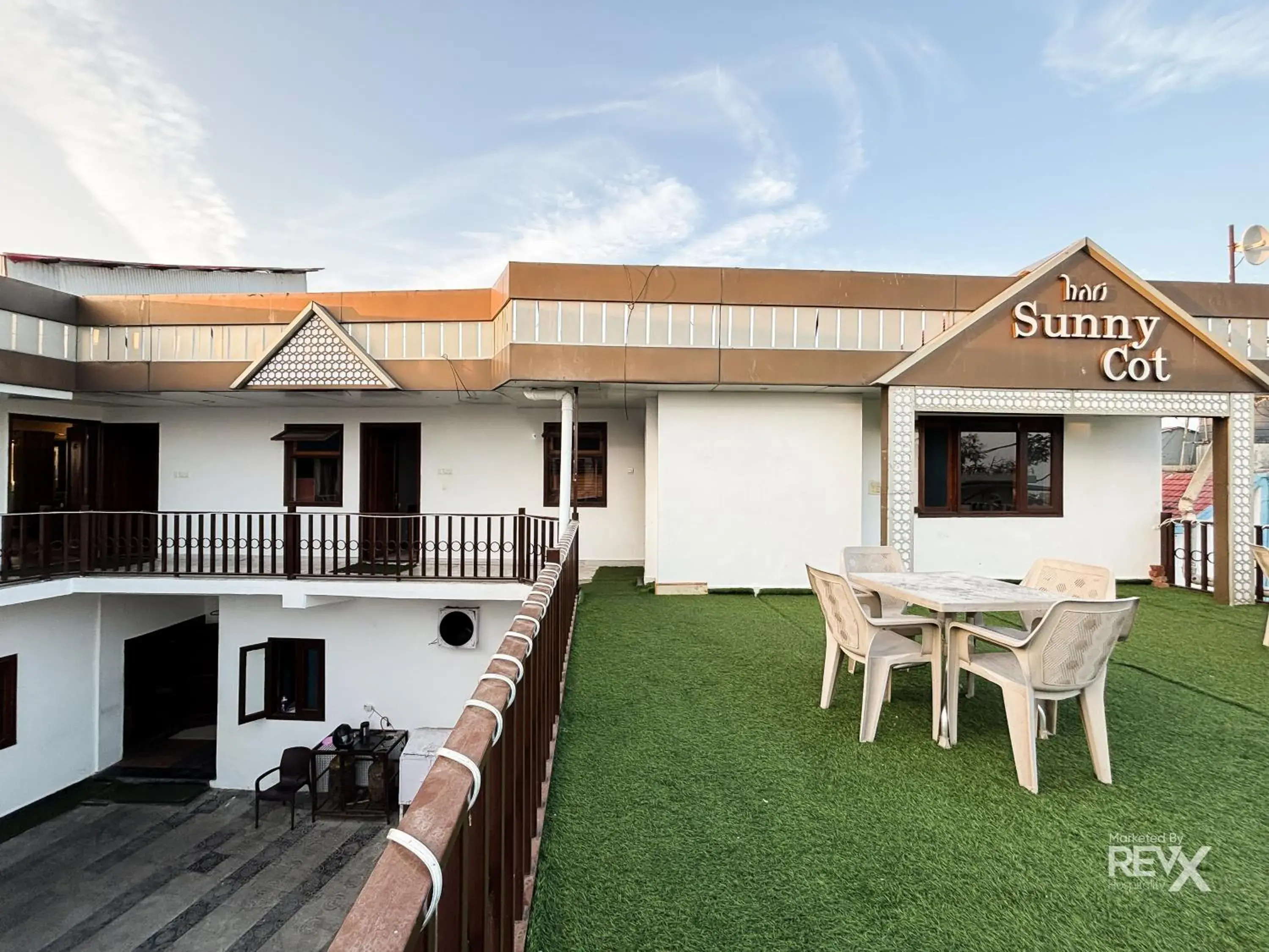 Property building in Hotel Sunny Cot - Free Mall Shuttle and Parking Property building in Hotel Sunny Cot - Free Mall Shuttle and Parking