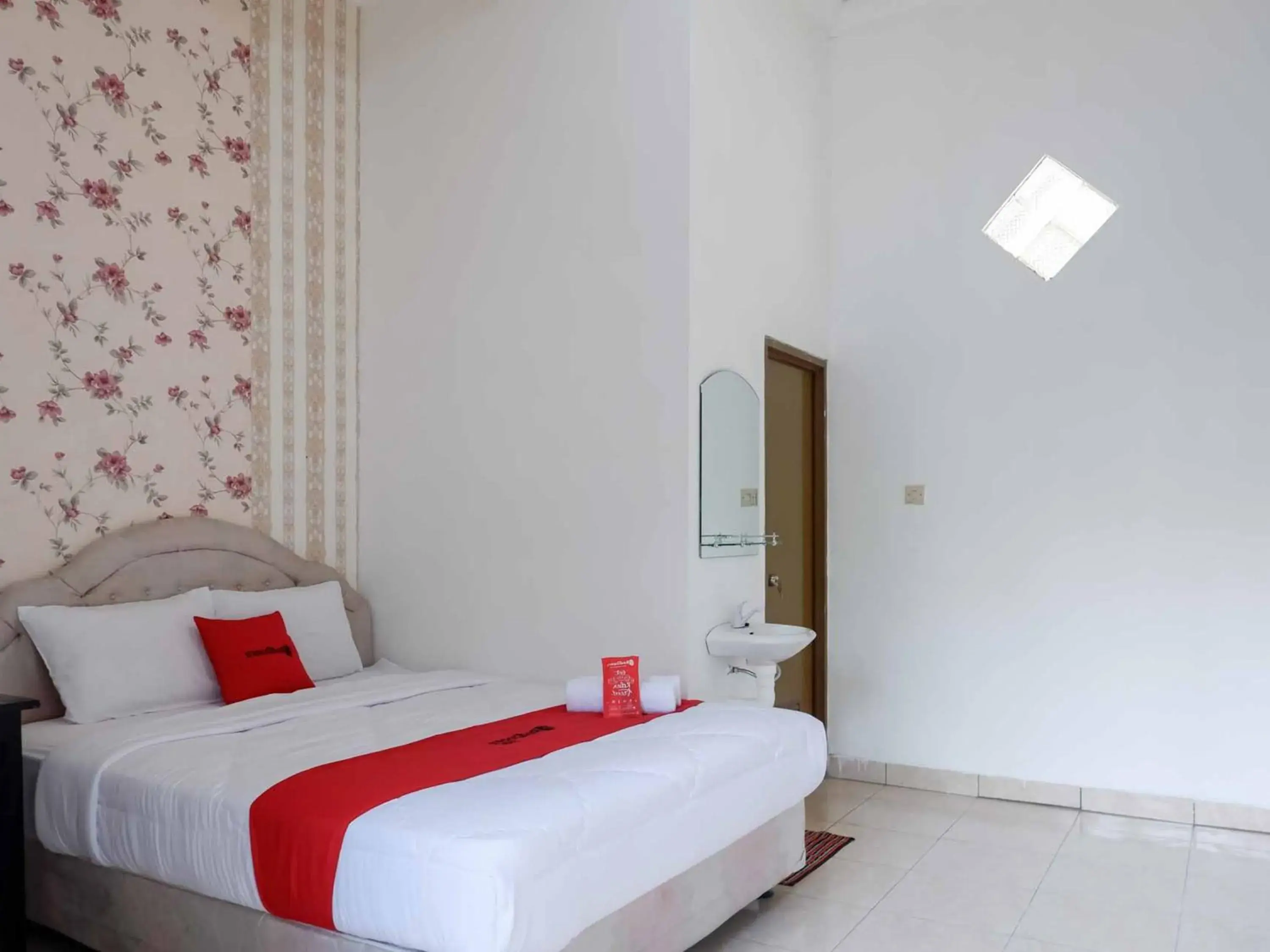 Bedroom, Bed in RedDoorz near RSUD Nganjuk Bedroom, Bed in RedDoorz near RSUD Nganjuk