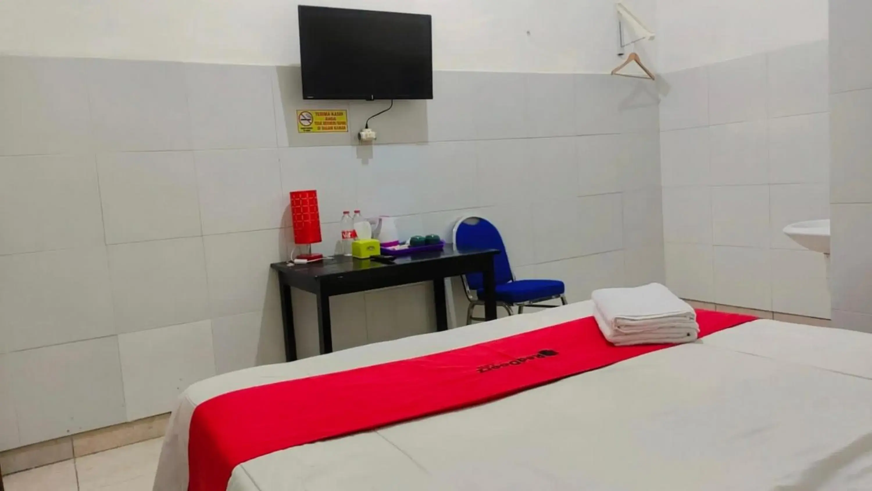 Bedroom, Bed in RedDoorz near RSUD Nganjuk Bedroom, Bed in RedDoorz near RSUD Nganjuk