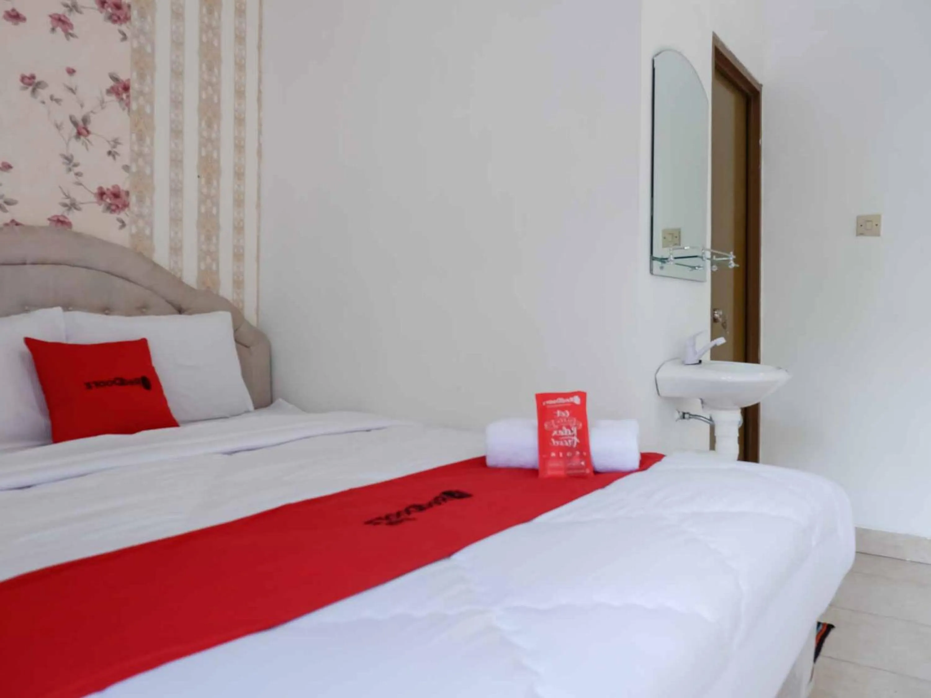 Bedroom, Bed in RedDoorz near RSUD Nganjuk