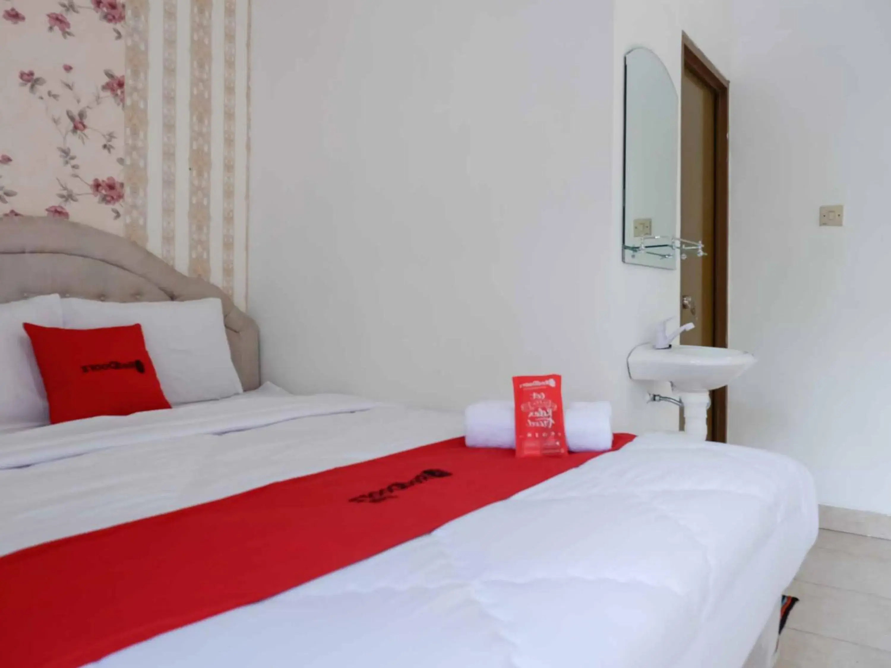 Bedroom, Bed in RedDoorz near RSUD Nganjuk Bedroom, Bed in RedDoorz near RSUD Nganjuk