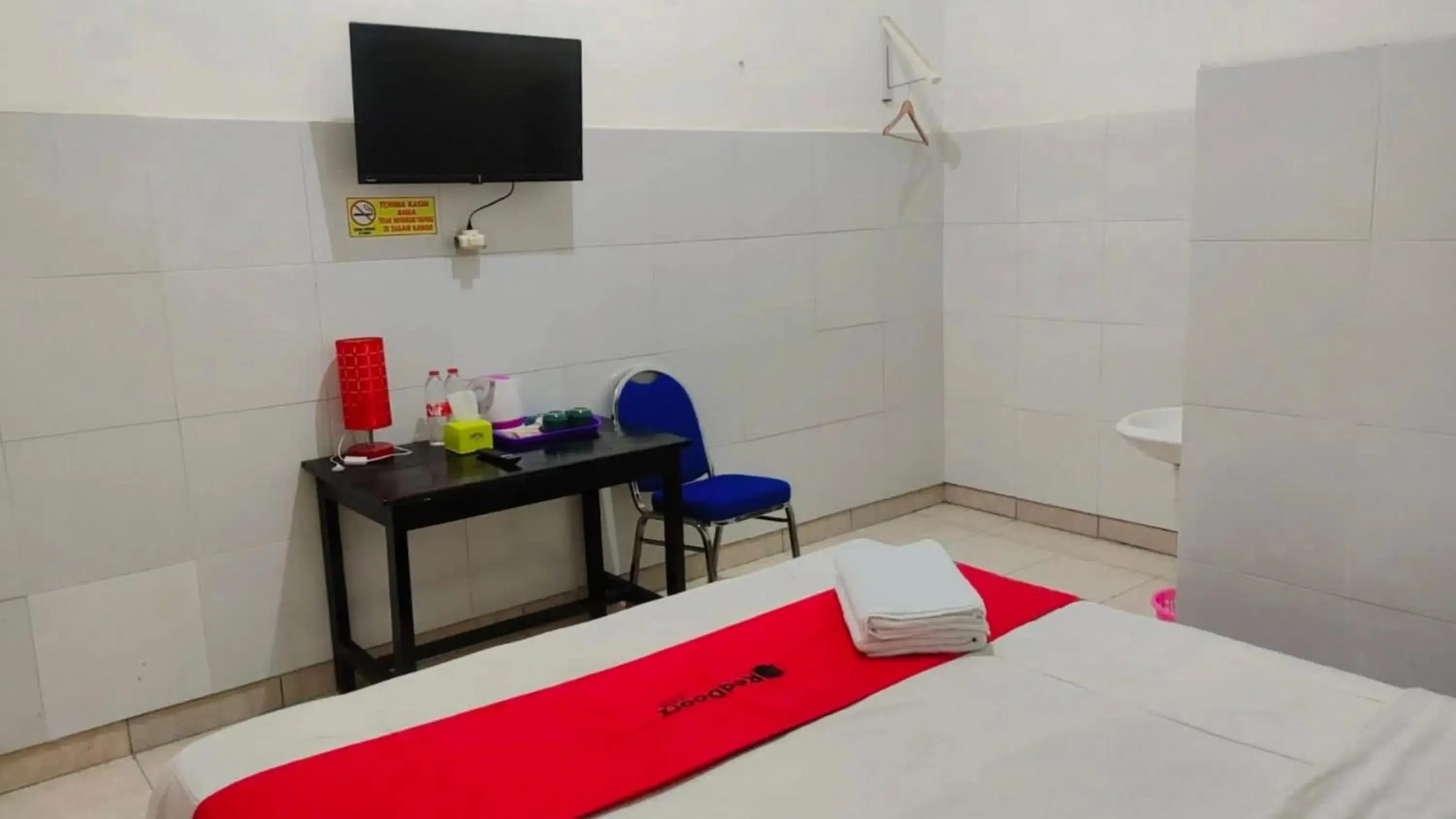 Bedroom, Bed in RedDoorz near RSUD Nganjuk Bedroom, Bed in RedDoorz near RSUD Nganjuk