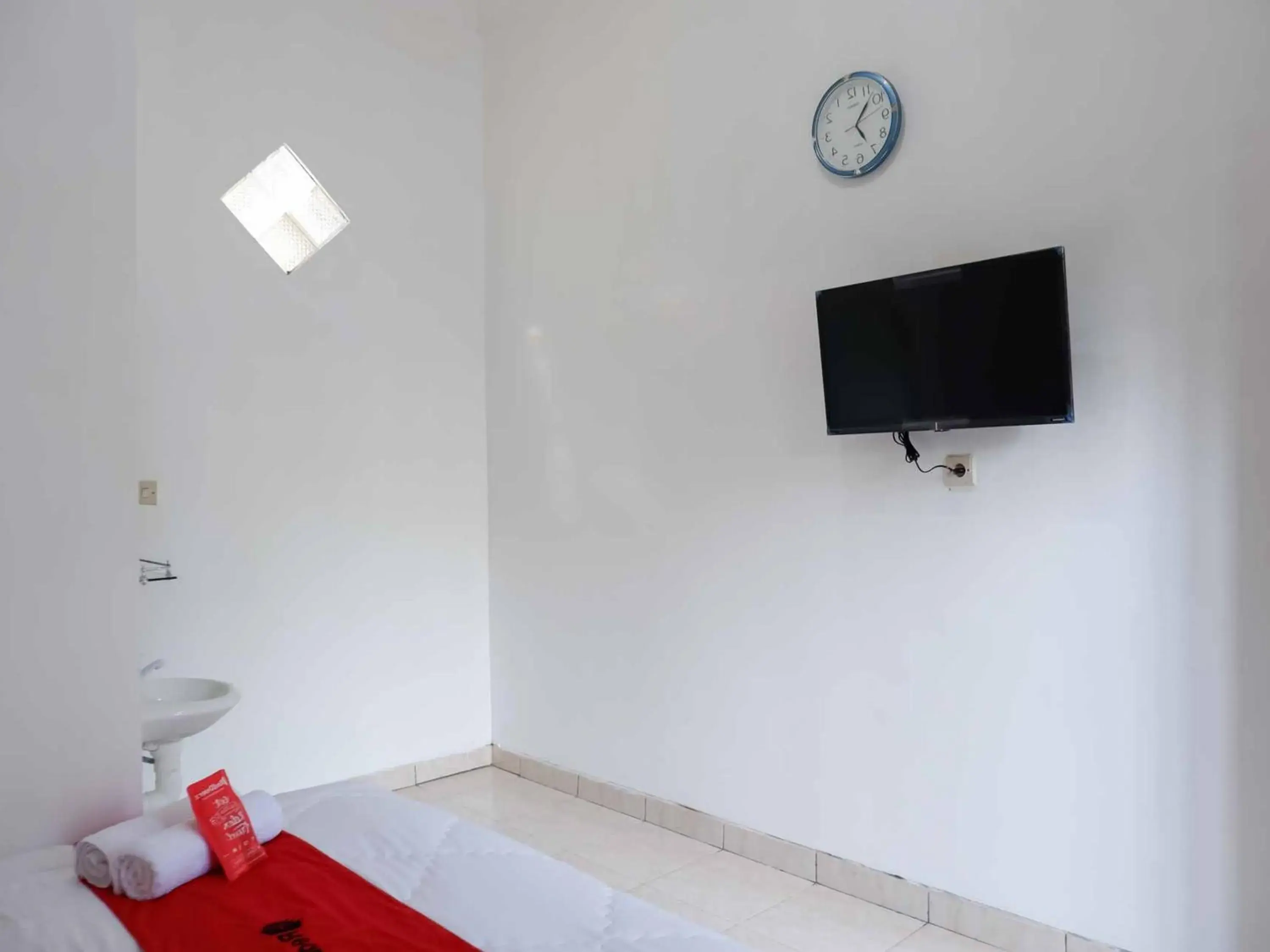 TV and multimedia, Bed in RedDoorz near RSUD Nganjuk TV and multimedia, Bed in RedDoorz near RSUD Nganjuk