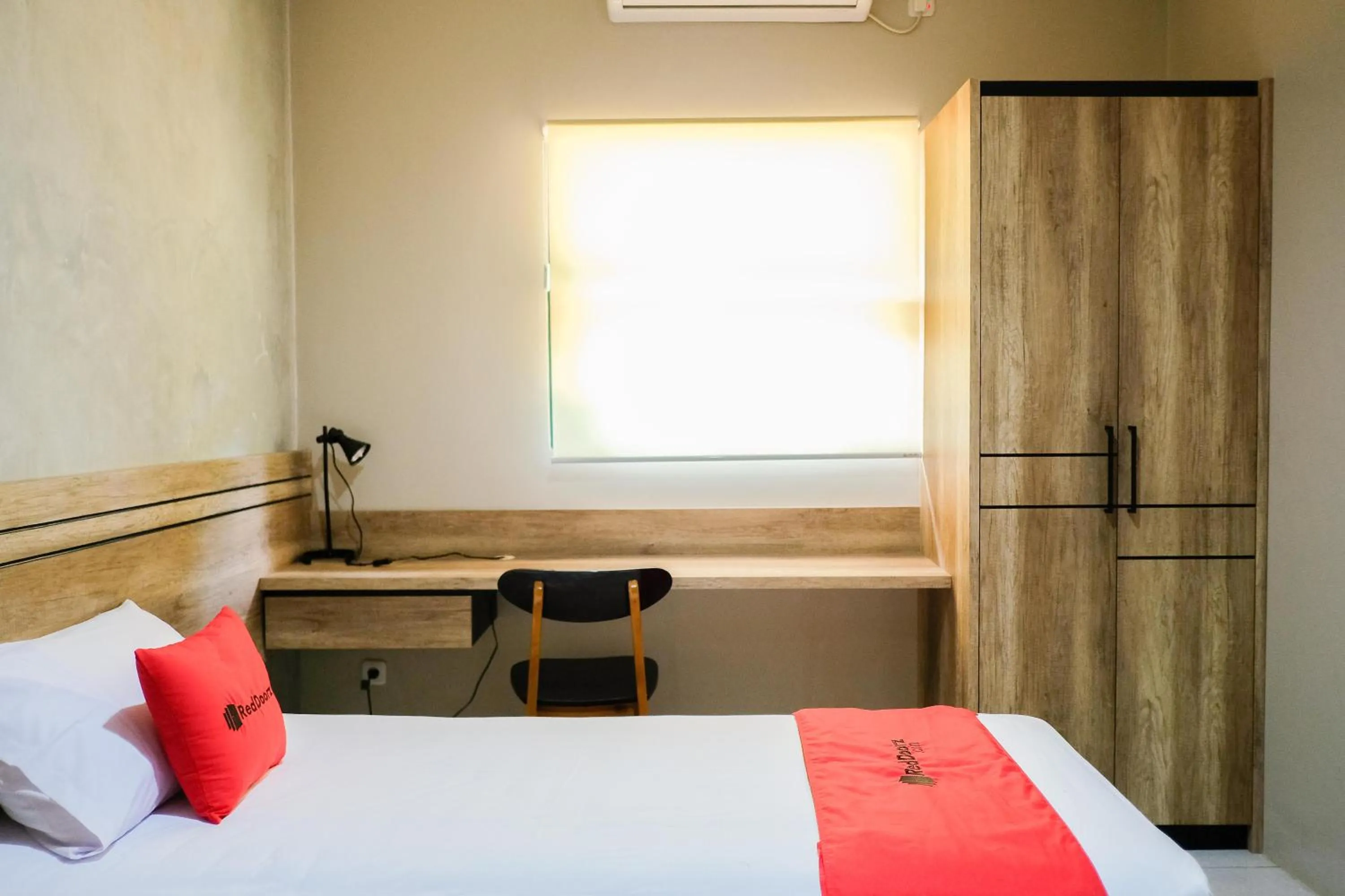 Bedroom, Bed in RedDoorz near Trans Studio Mall Cibubur 3