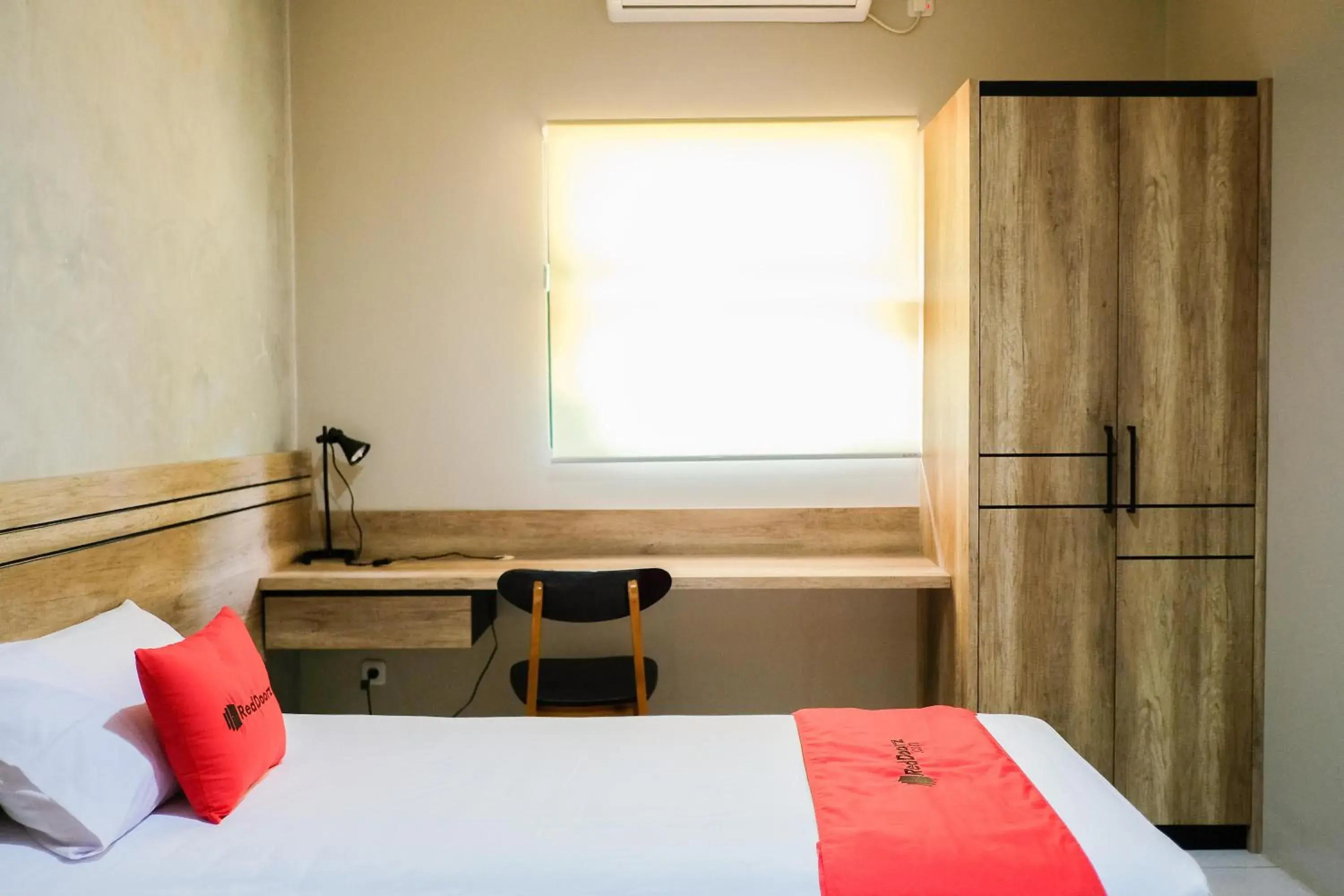 Twin Room in RedDoorz near Trans Studio Mall Cibubur 3 Twin Room in RedDoorz near Trans Studio Mall Cibubur 3