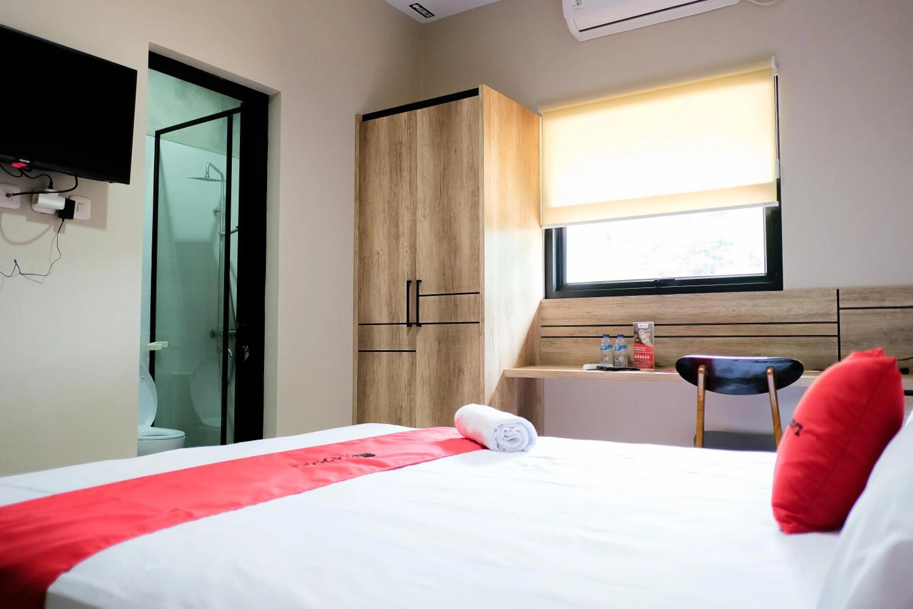Bed in RedDoorz near Trans Studio Mall Cibubur 3