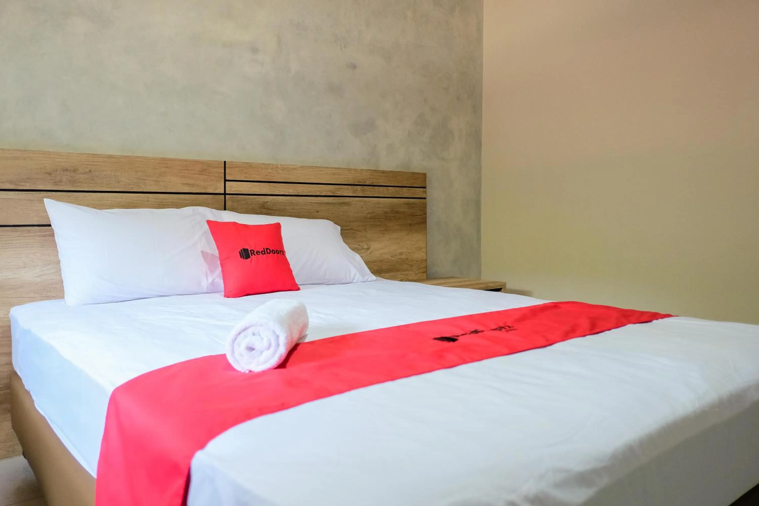 Bed in RedDoorz near Trans Studio Mall Cibubur 3