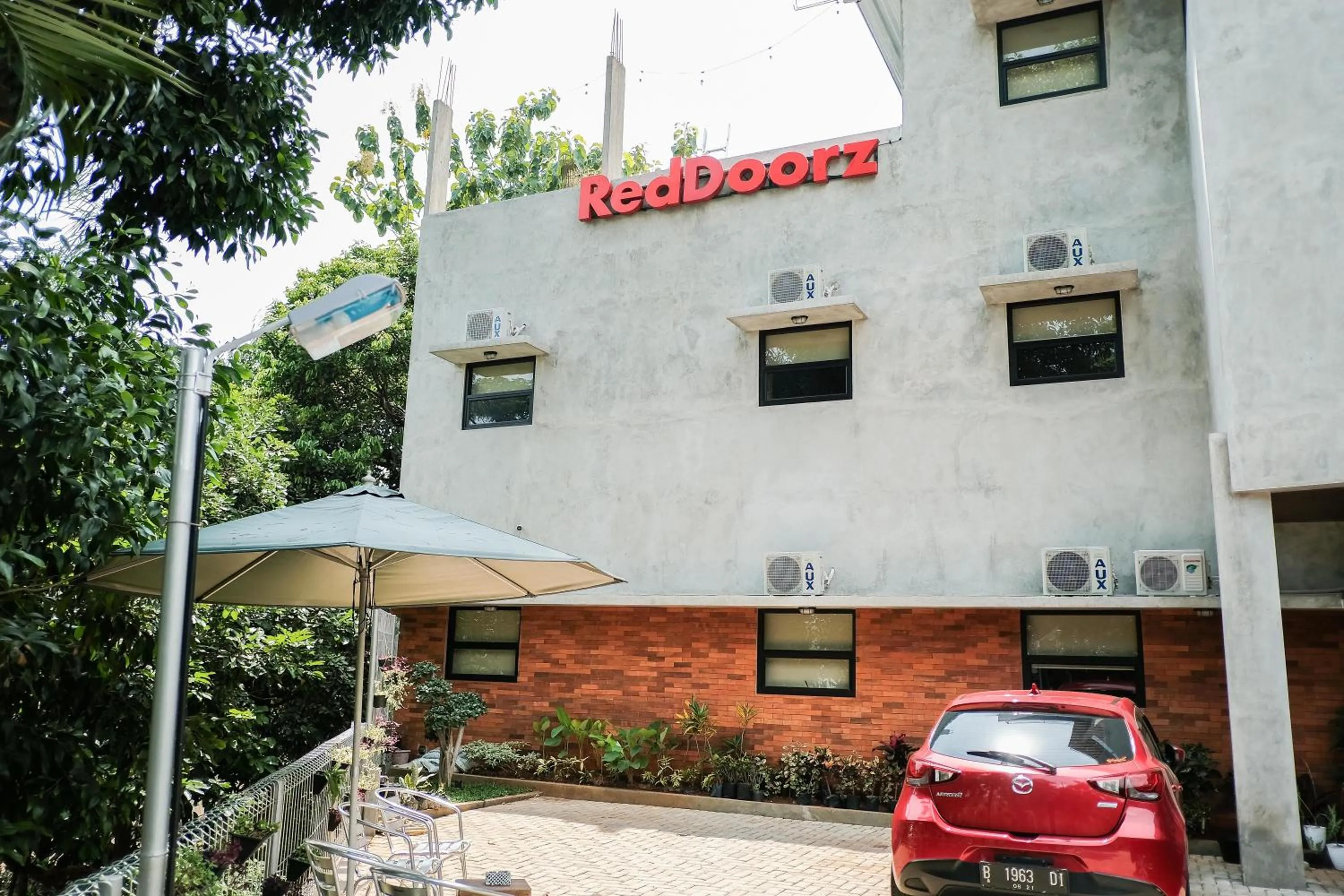 RedDoorz near Trans Studio Mall Cibubur 3