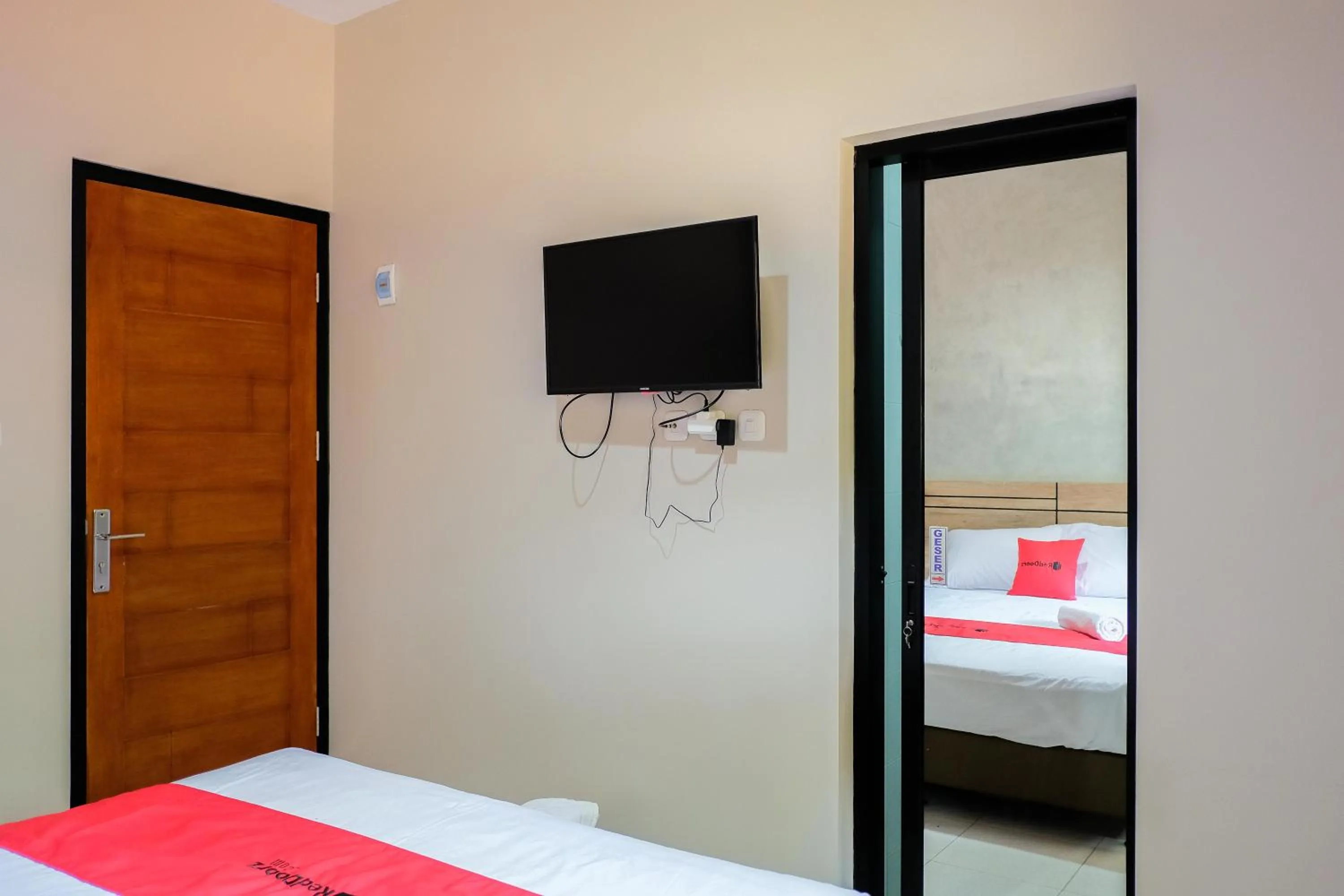 Bed in RedDoorz near Trans Studio Mall Cibubur 3