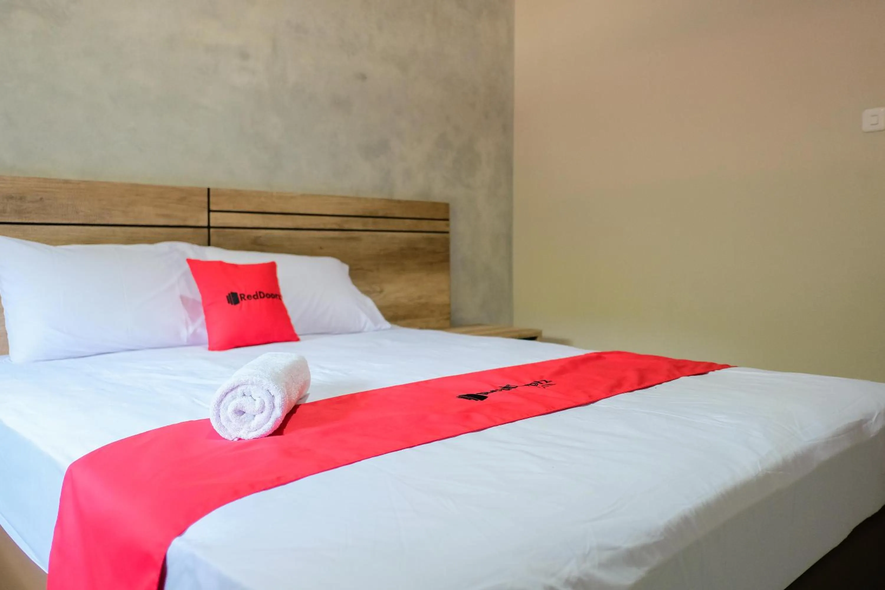 Bedroom, Bed in RedDoorz near Trans Studio Mall Cibubur 3