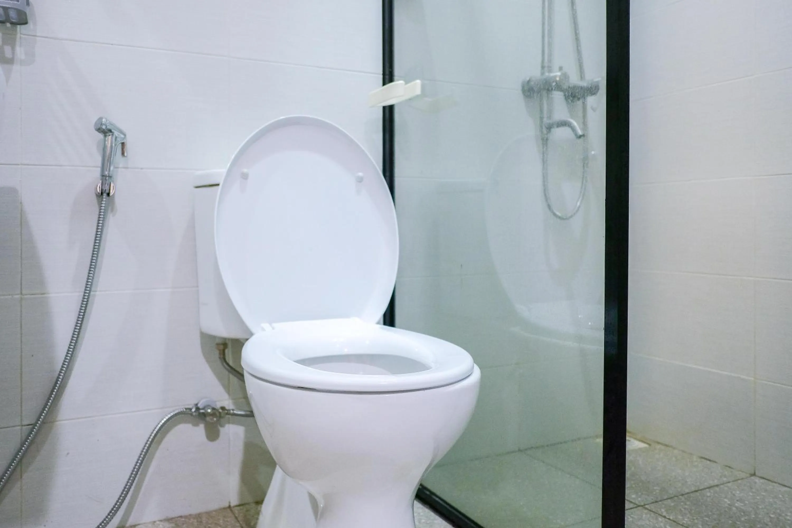 Bathroom in RedDoorz near Trans Studio Mall Cibubur 3