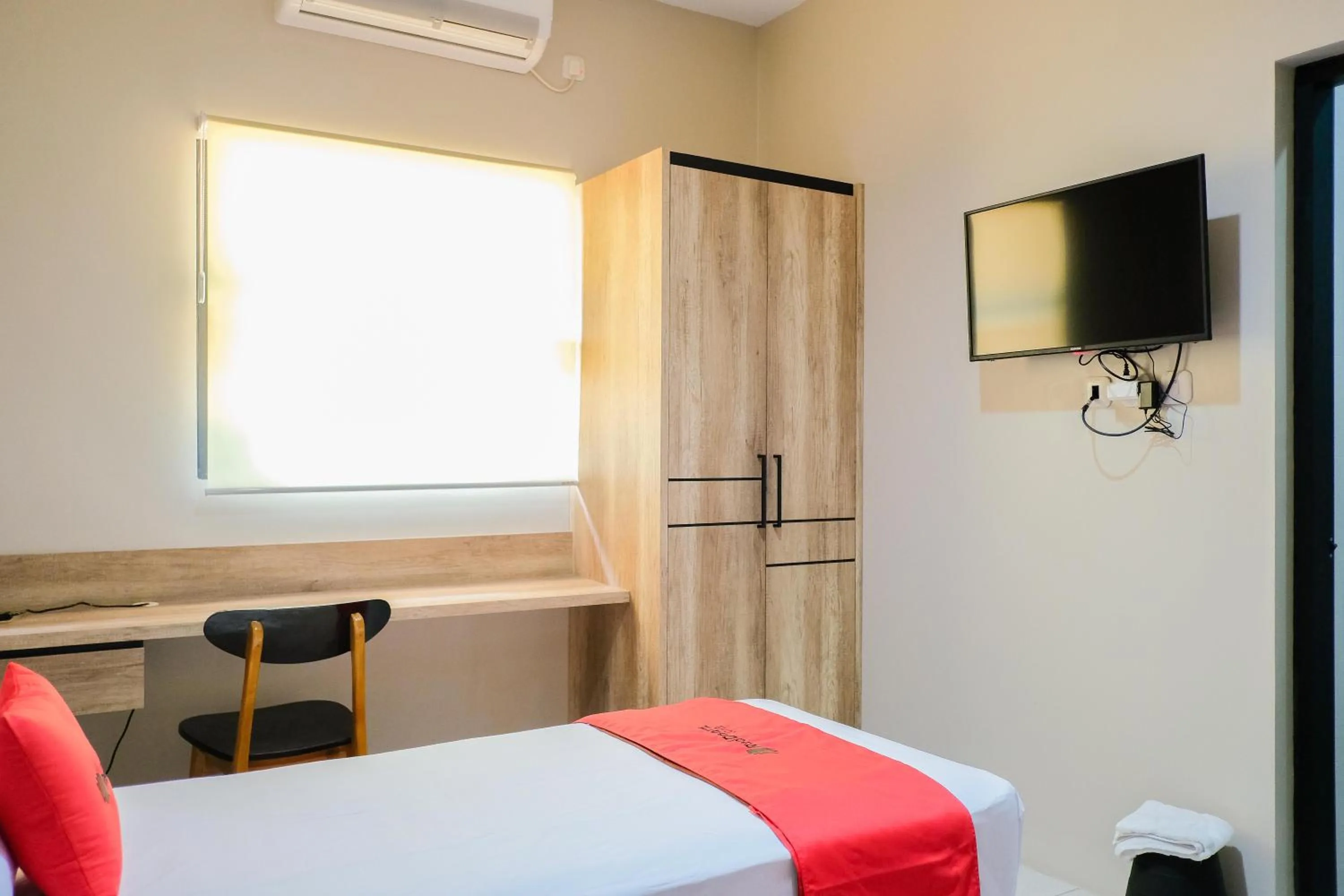 Bed in RedDoorz near Trans Studio Mall Cibubur 3