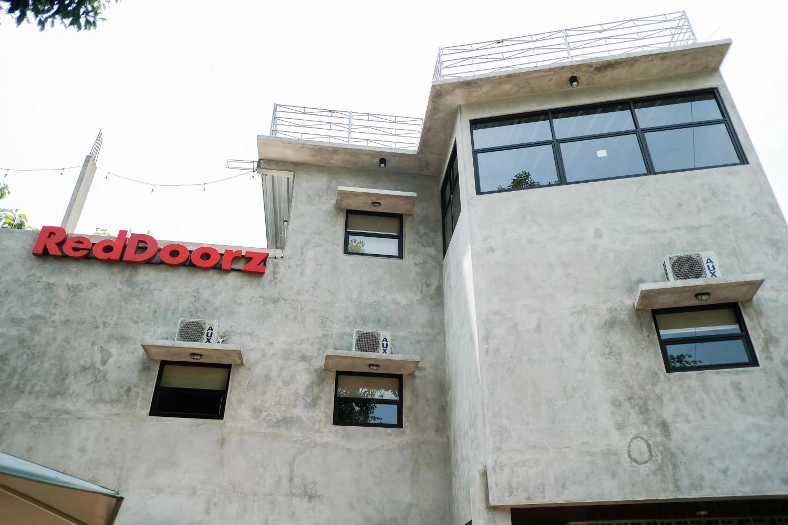 RedDoorz near Trans Studio Mall Cibubur 3
