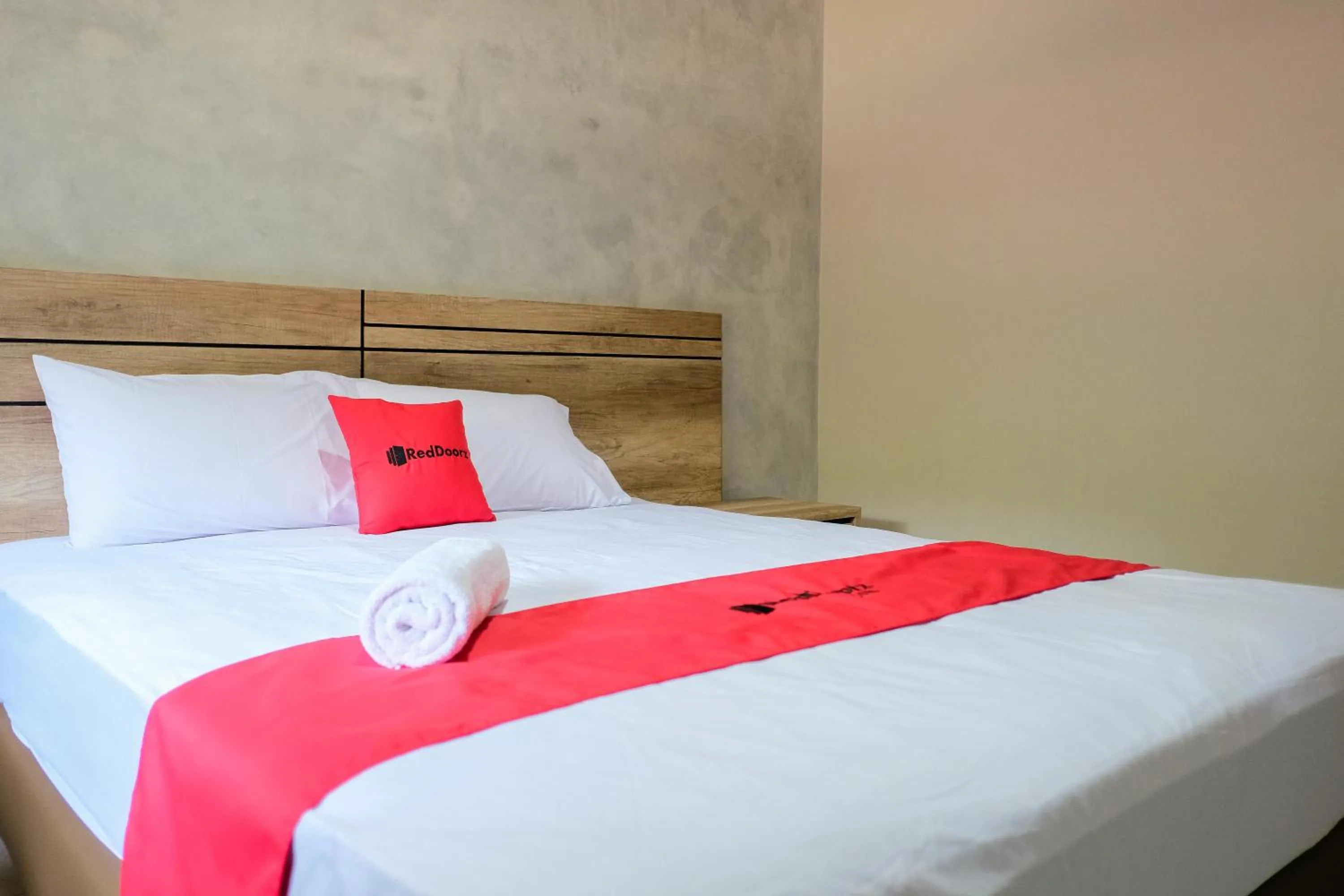 Bed in RedDoorz near Trans Studio Mall Cibubur 3