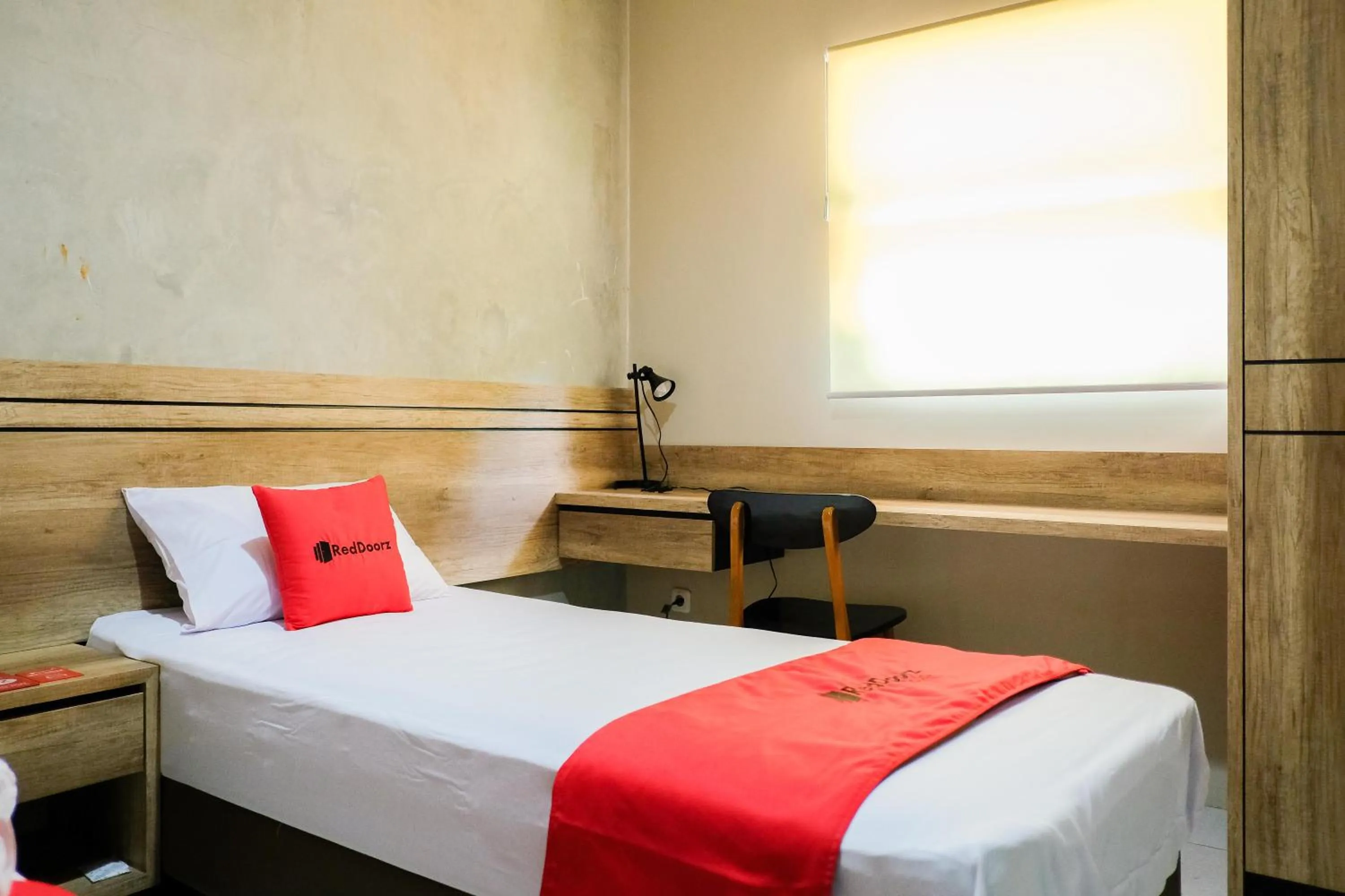 Bedroom, Bed in RedDoorz near Trans Studio Mall Cibubur 3