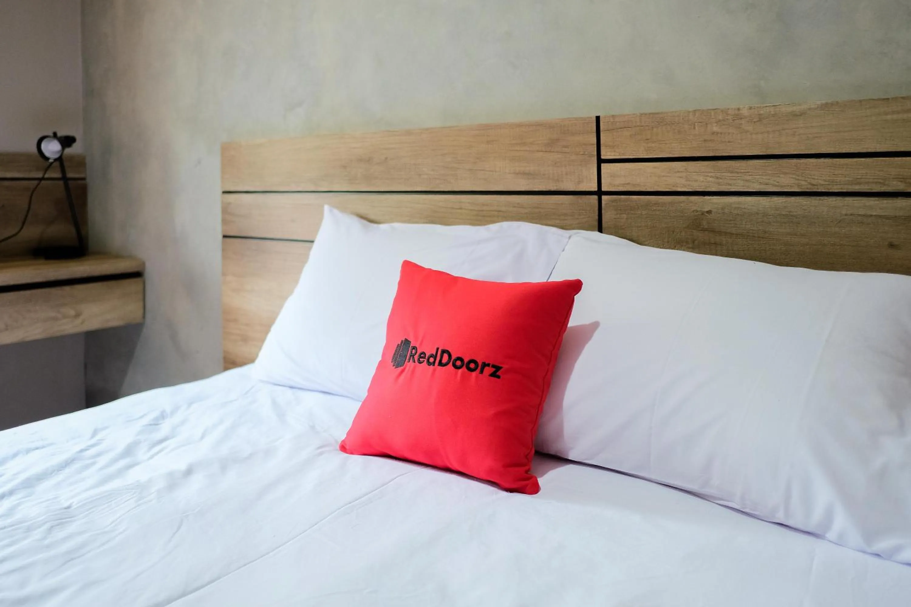 Bed in RedDoorz near Trans Studio Mall Cibubur 3