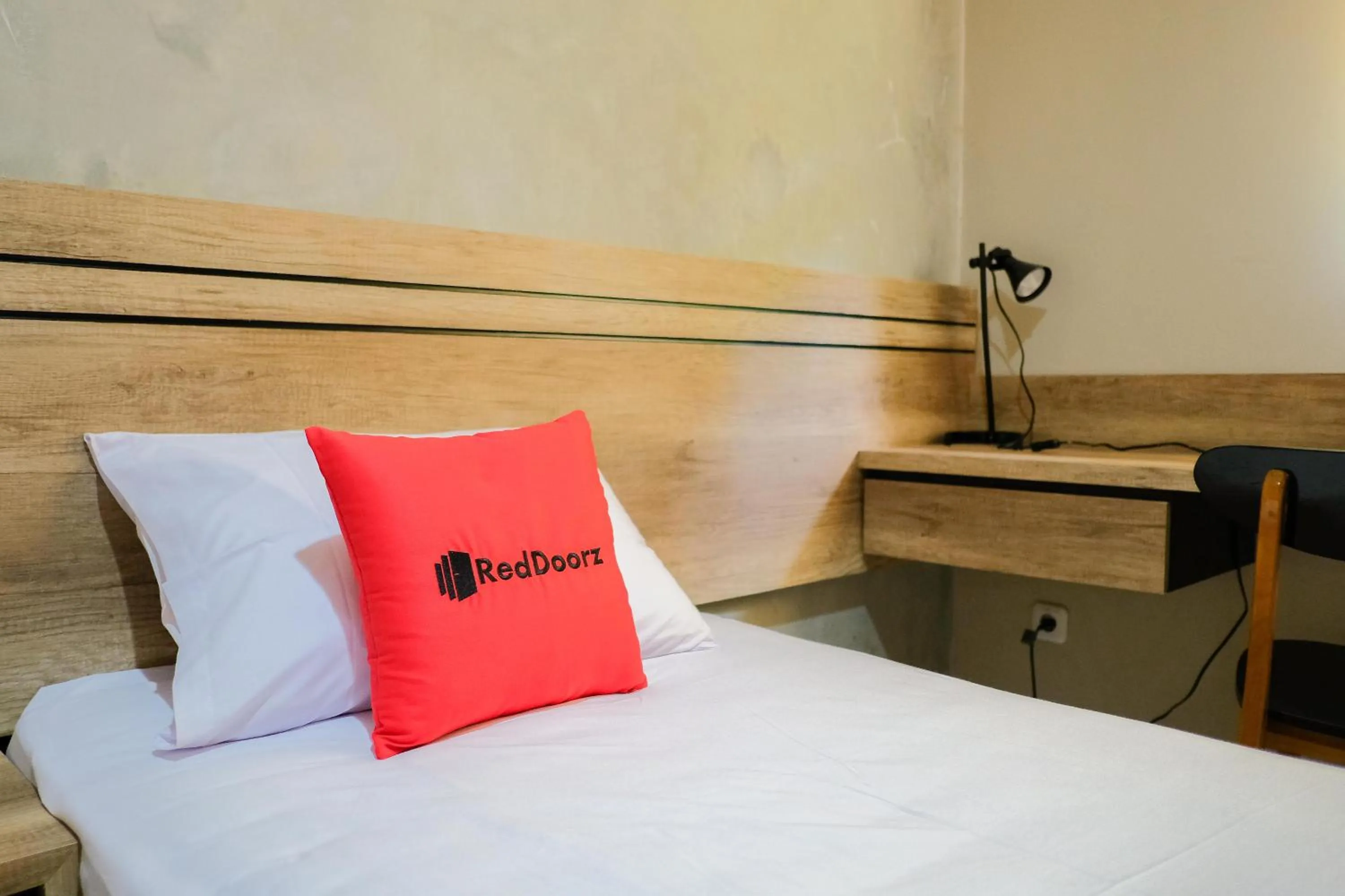 Bedroom, Bed in RedDoorz near Trans Studio Mall Cibubur 3