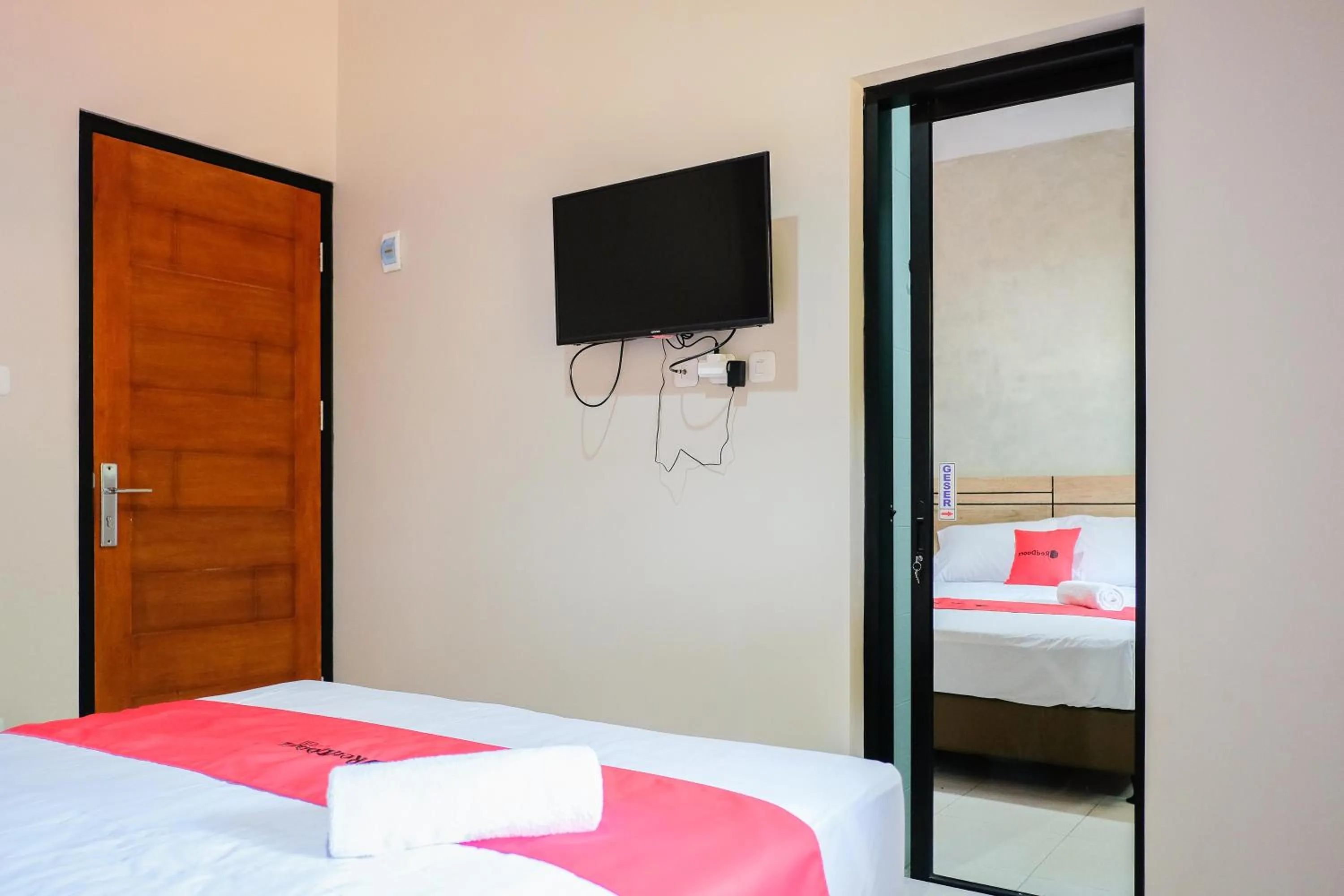Bed in RedDoorz near Trans Studio Mall Cibubur 3