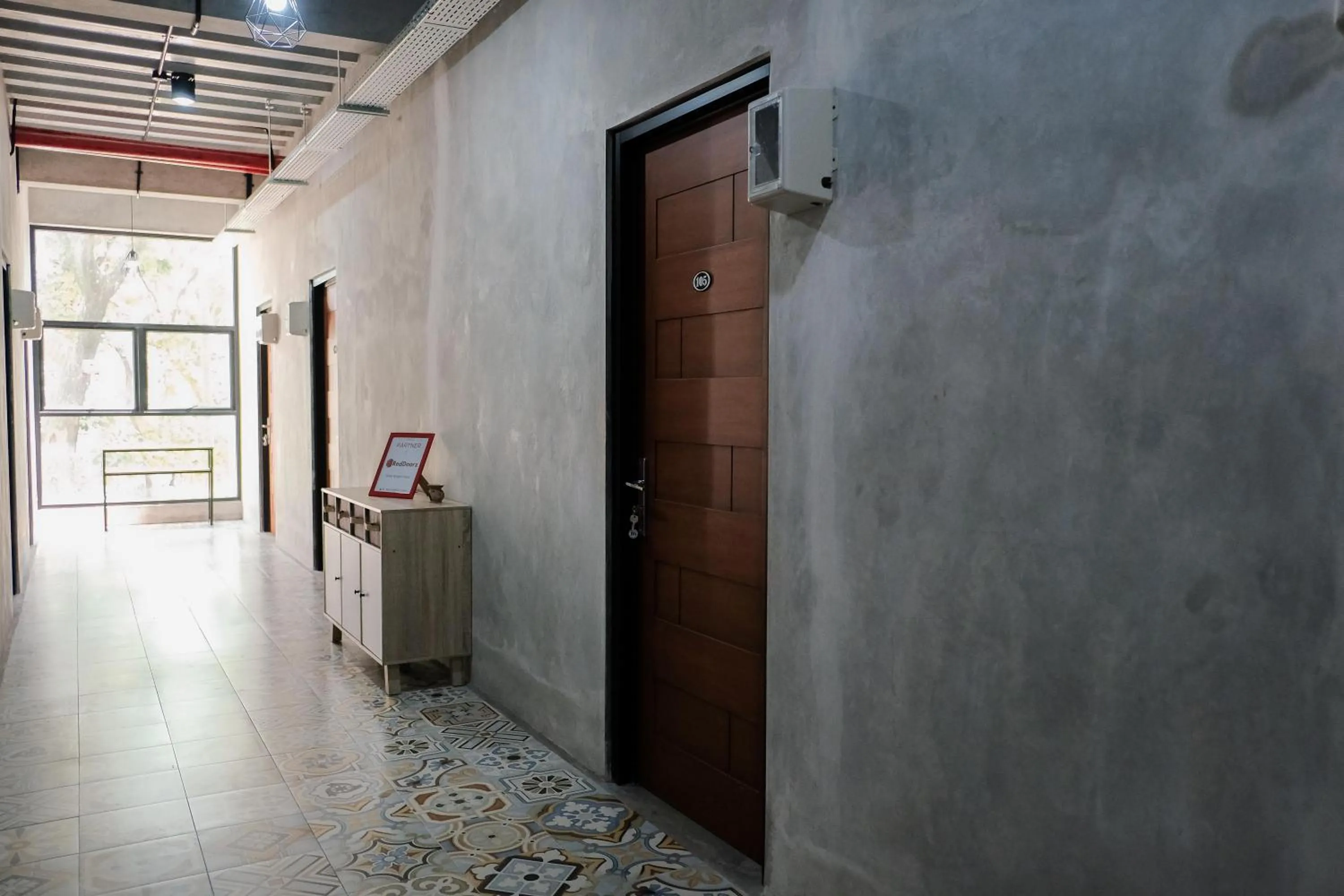 RedDoorz near Trans Studio Mall Cibubur 3