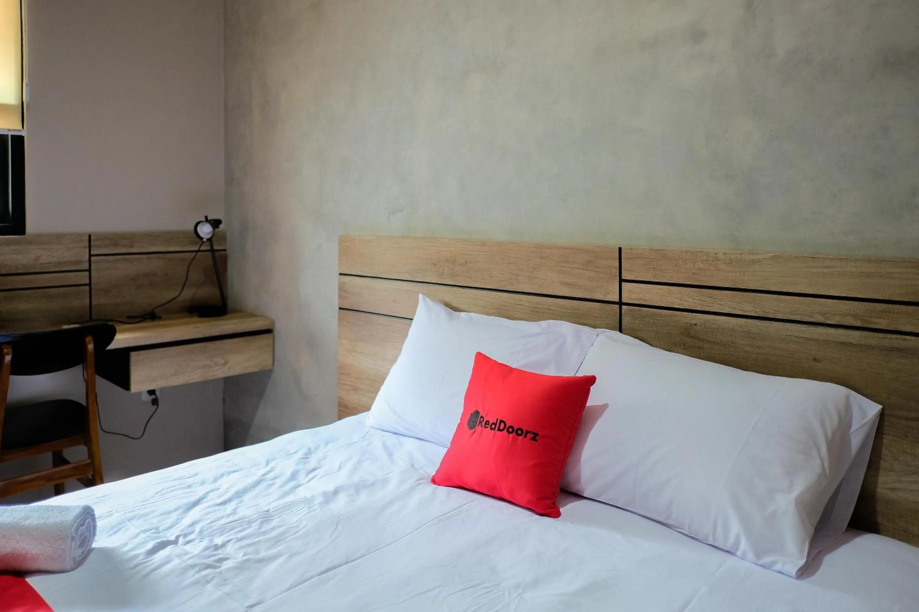 Bed in RedDoorz near Trans Studio Mall Cibubur 3