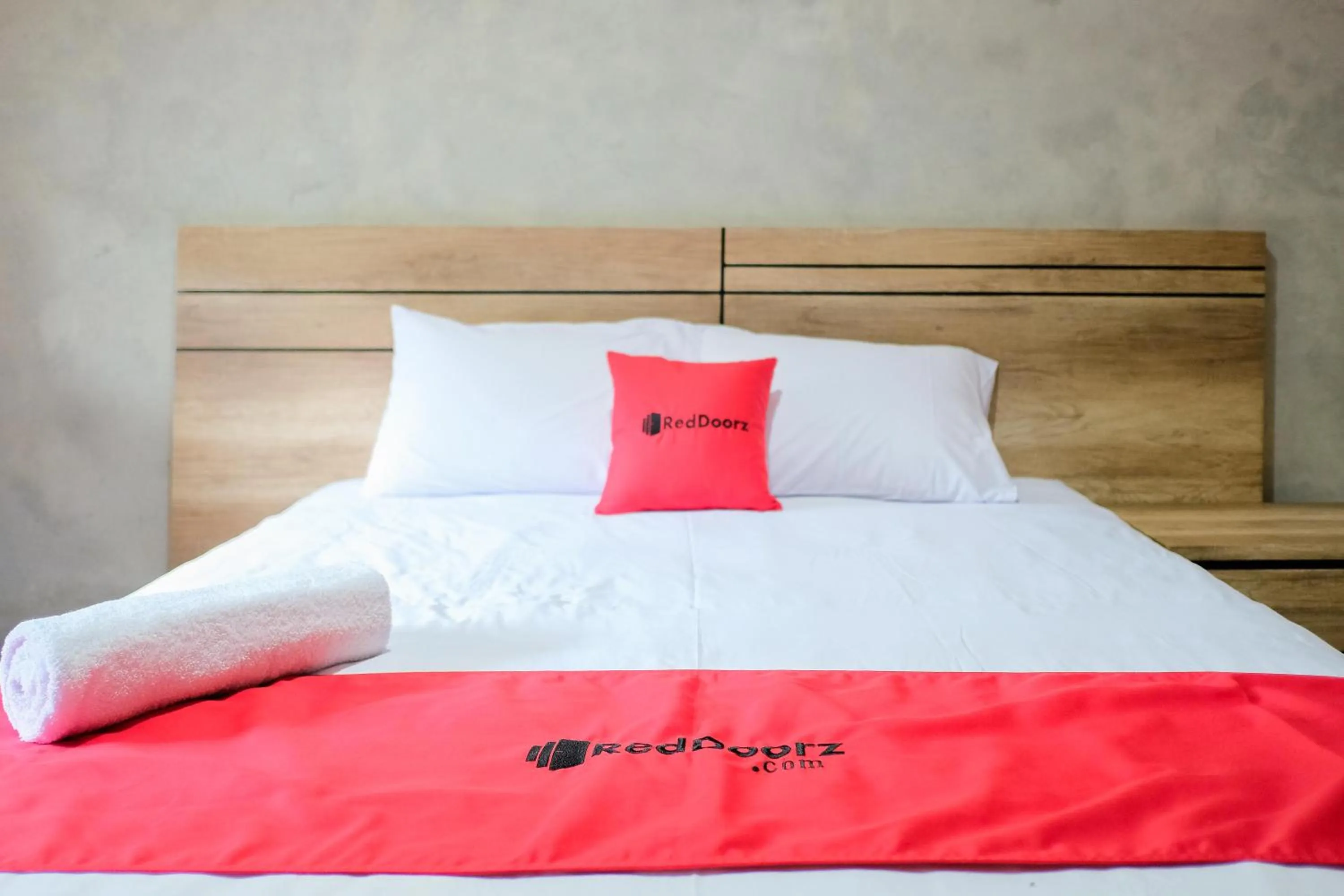 Bed in RedDoorz near Trans Studio Mall Cibubur 3