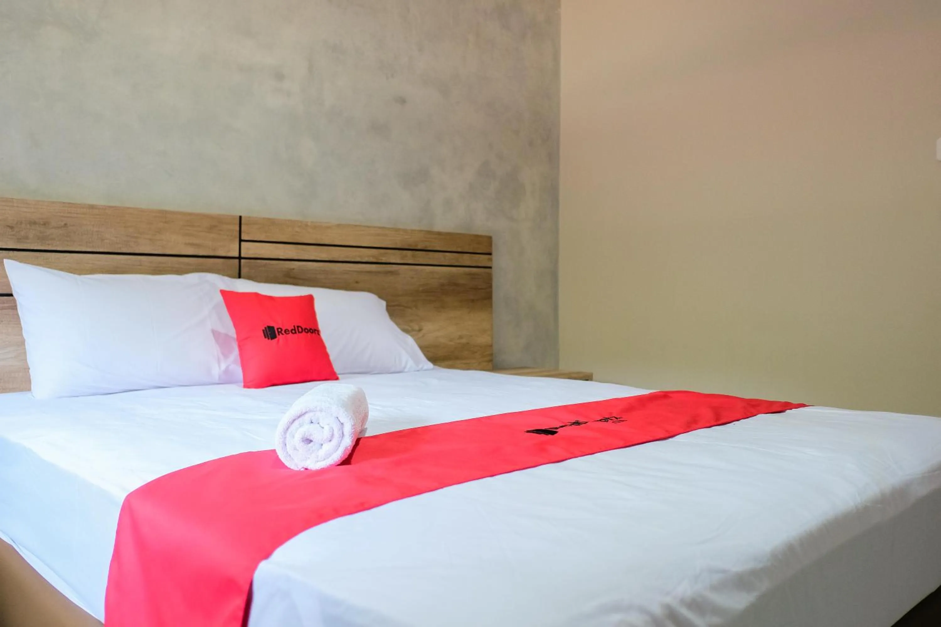Bedroom, Bed in RedDoorz near Trans Studio Mall Cibubur 3