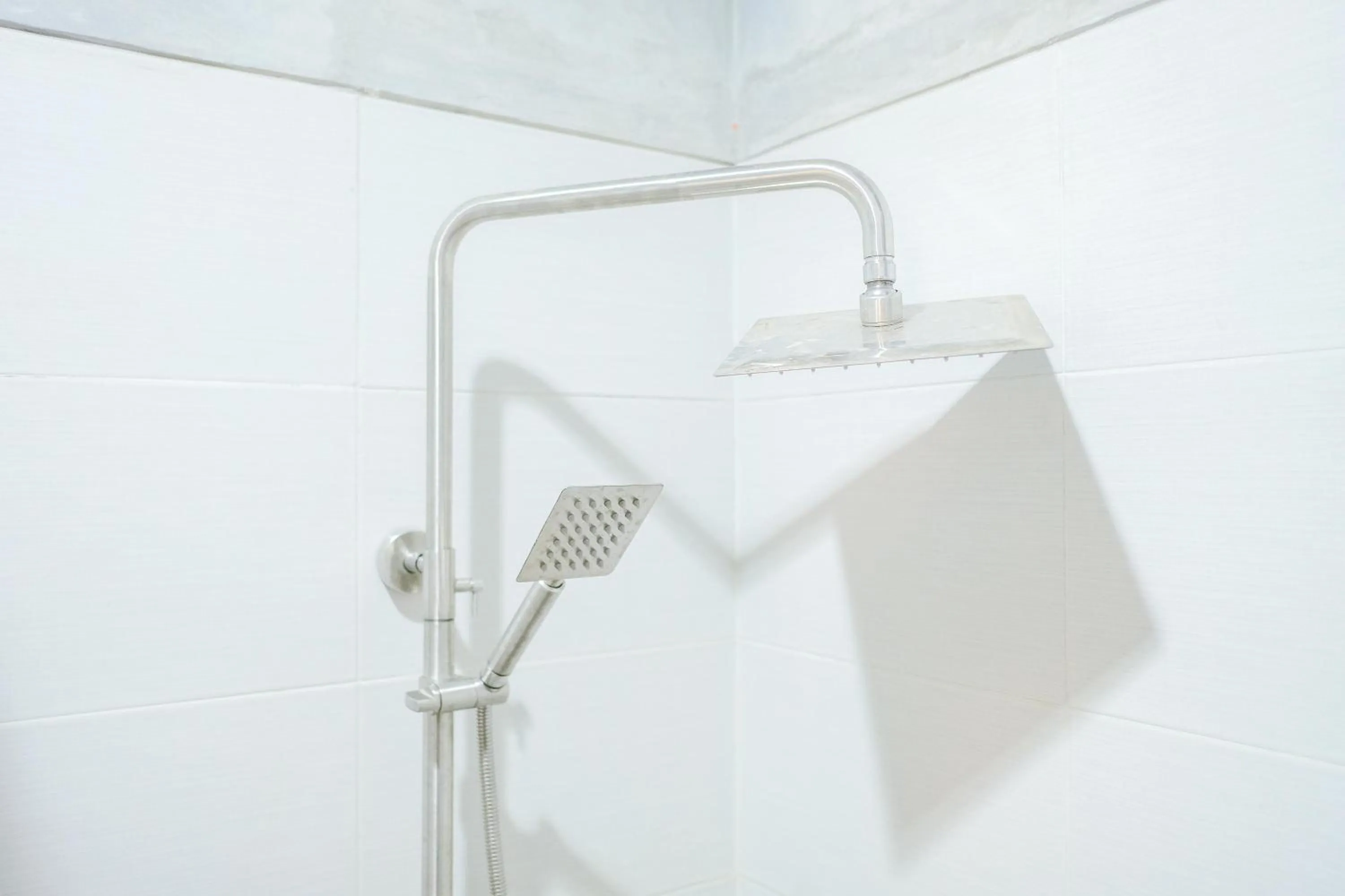 Bathroom in RedDoorz near Trans Studio Mall Cibubur 3