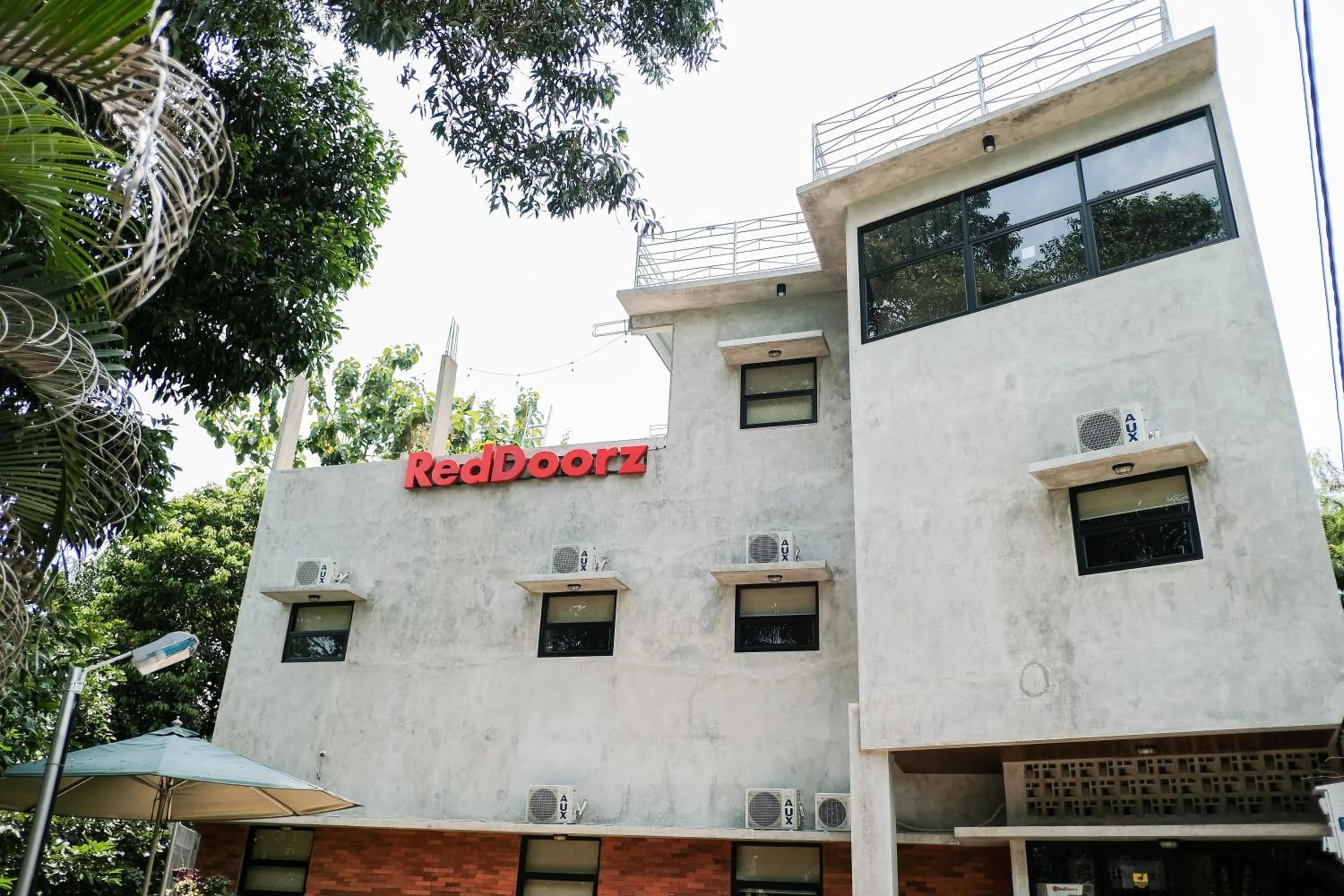 RedDoorz near Trans Studio Mall Cibubur 3