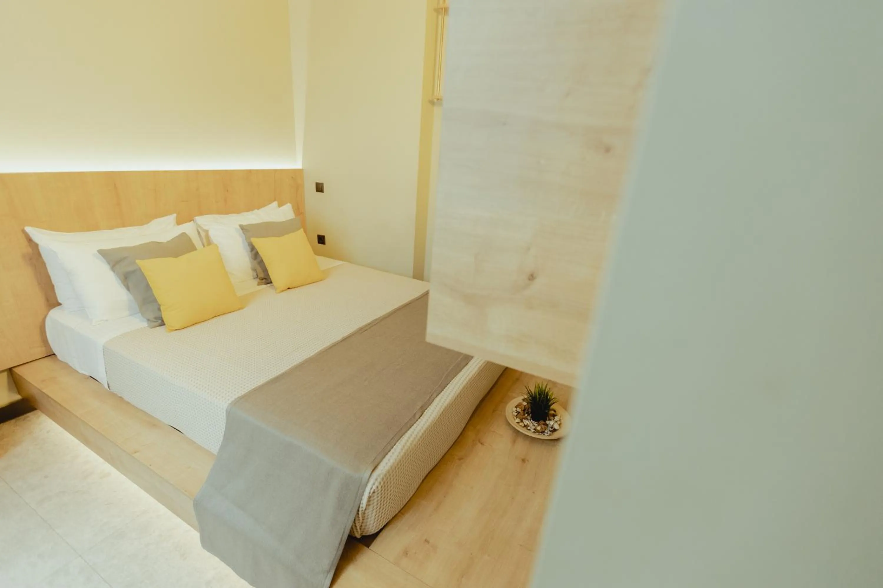 Bedroom, Bed in Metis Urbane Living Spaces