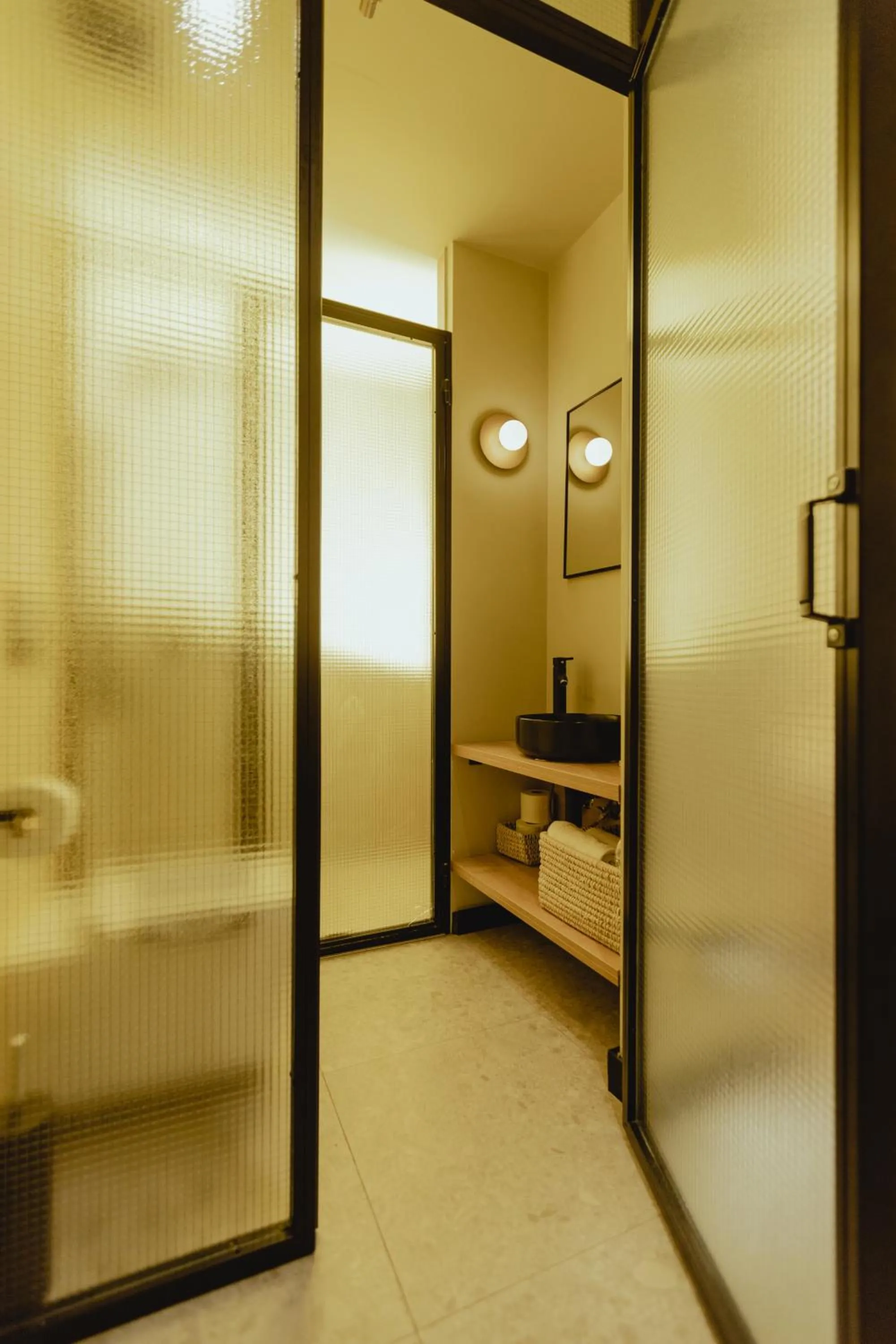 Bathroom, Bed in Metis Urbane Living Spaces