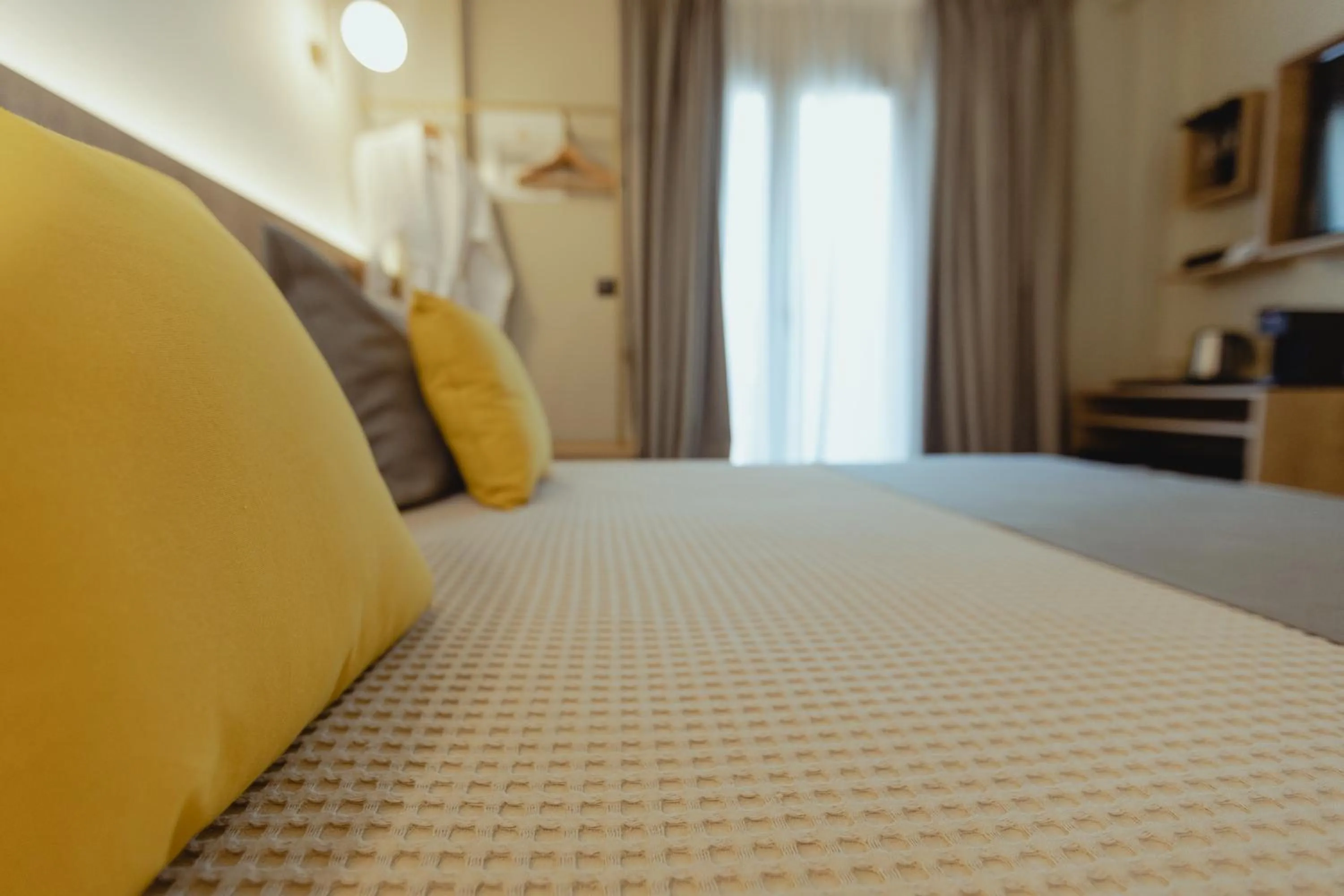 Bedroom, Bed in Metis Urbane Living Spaces