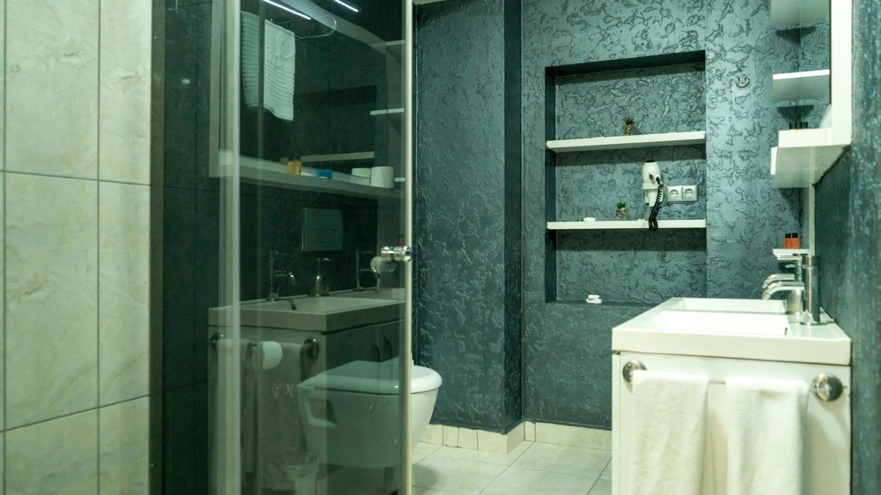 Shower in MOX Hotel Wellness & Spa