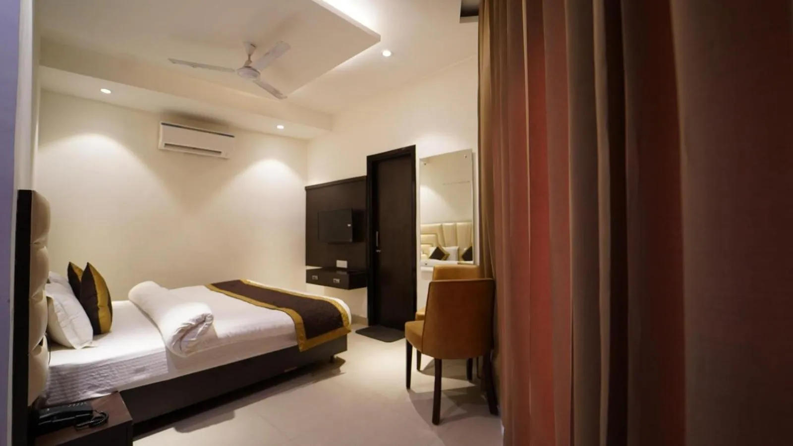 Bedroom, Bed in Luxe Stayz Avi Inn