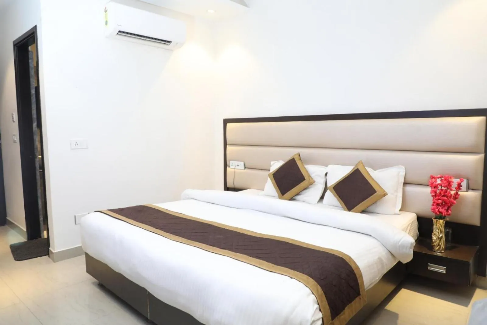 Bedroom, Bed in Luxe Stayz Avi Inn