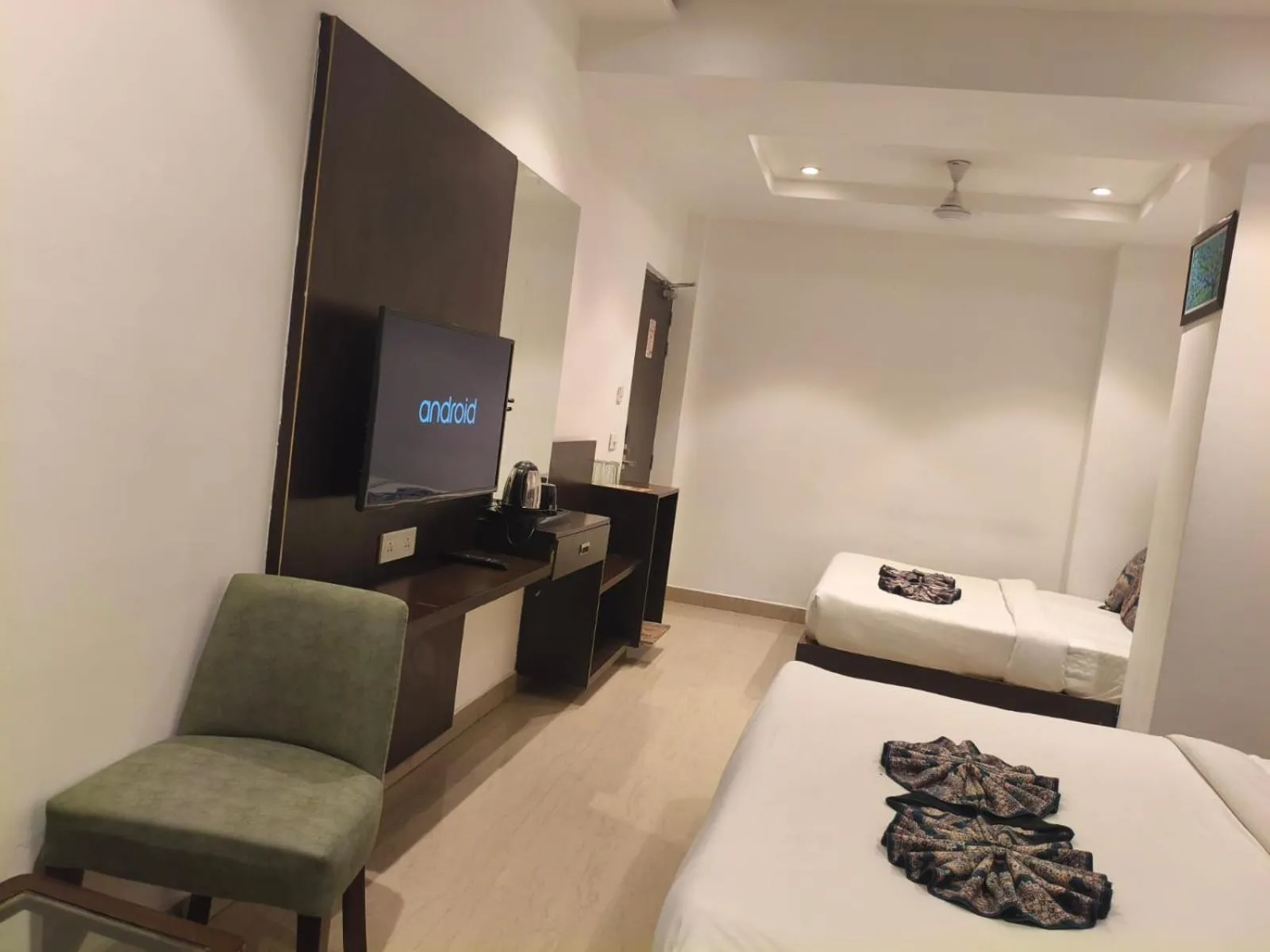 Coffee/tea facilities, Bed in Luxe Stayz Avi Inn