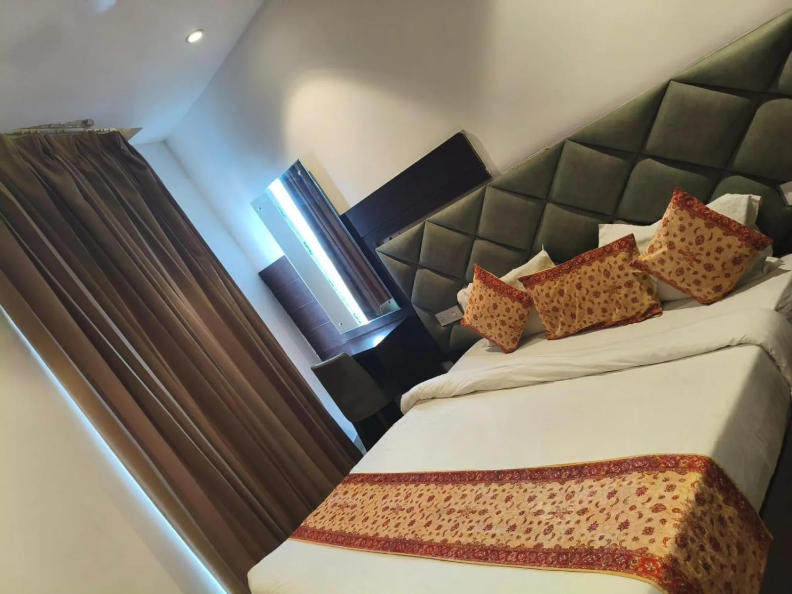 Bed in Luxe Stayz Avi Inn